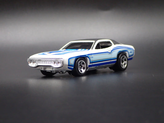1971 71 PLYMOUTH GTX WHITE 1/64 SCALE COLLECTIBLE DIORAMA DIECAST MODEL CAR
