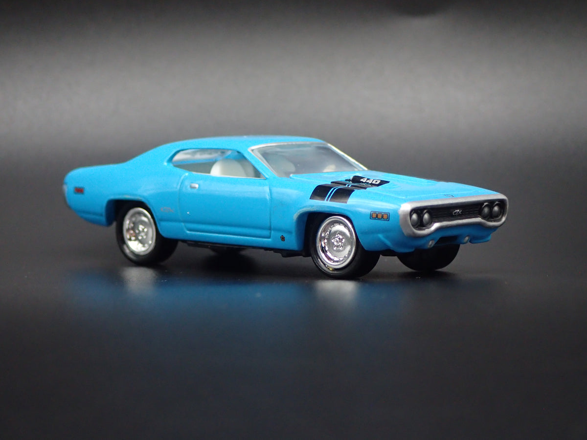 1971 71 PLYMOUTH GTX BLUE 1/64 SCALE COLLECTIBLE DIORAMA DIECAST MODEL CAR