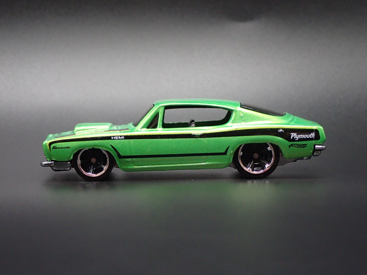 1968 68 PLYMOUTH BARRACUDA CUDA FASTBACK 1/64 SCALE DIORAMA DIECAST MODEL CAR