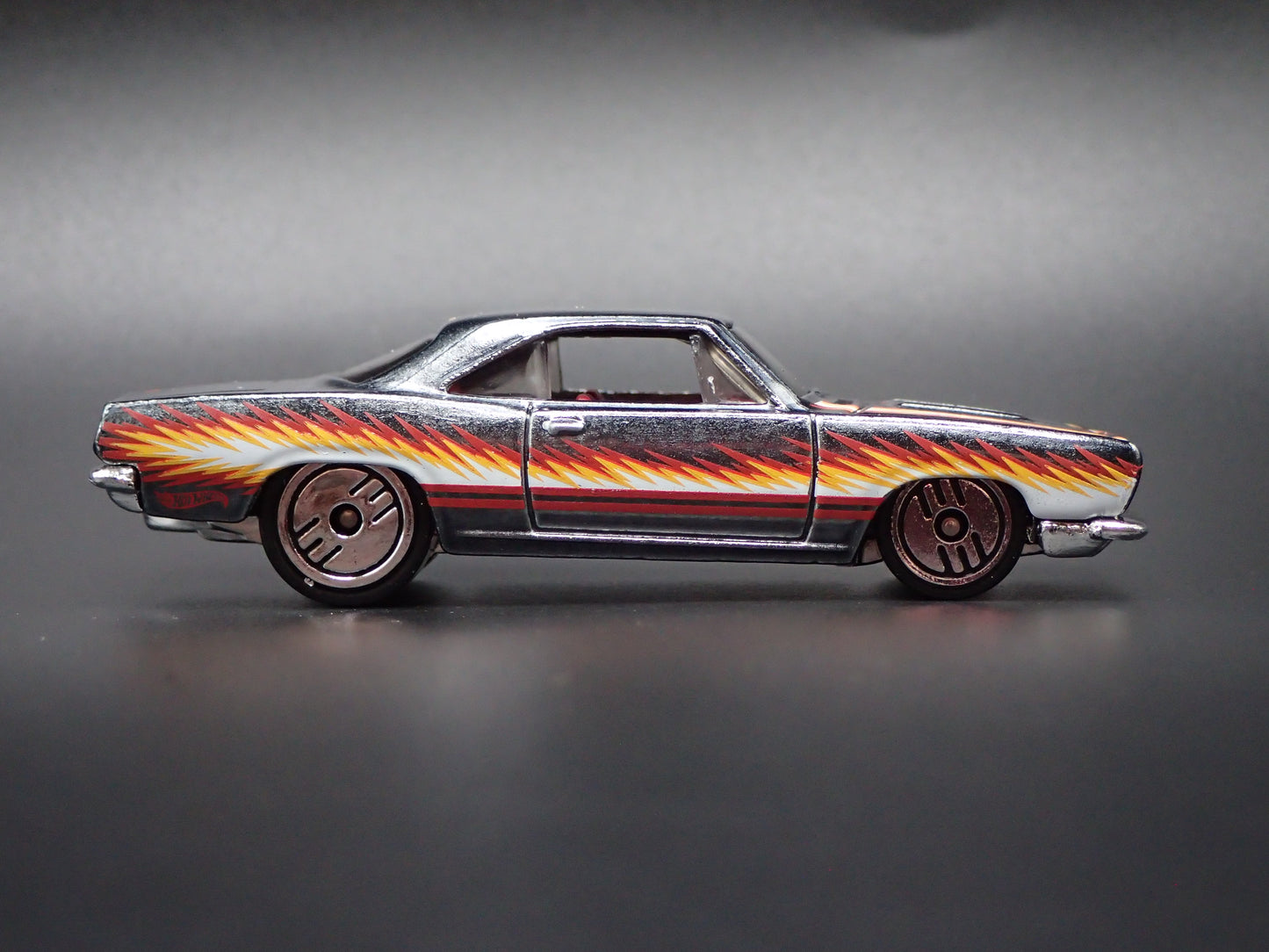 1968 68 PLYMOUTH BARRACUDA FORMULA S 1:64 SCALE COLLECTIBLE DIECAST MODEL CAR