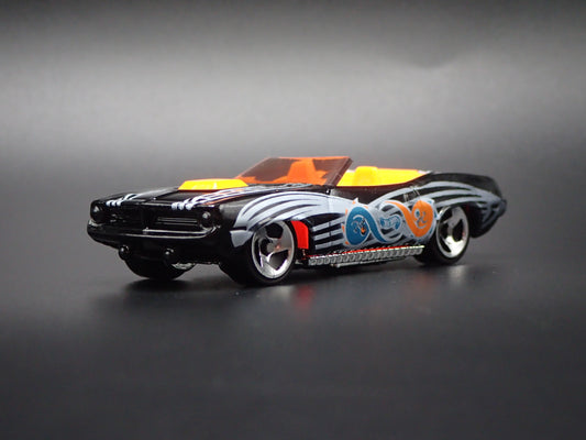 1970 70 PLYMOUTH CUDA CONVERTIBLE BLACK 1/64 SCALE DIORAMA DIECAST MODEL CAR