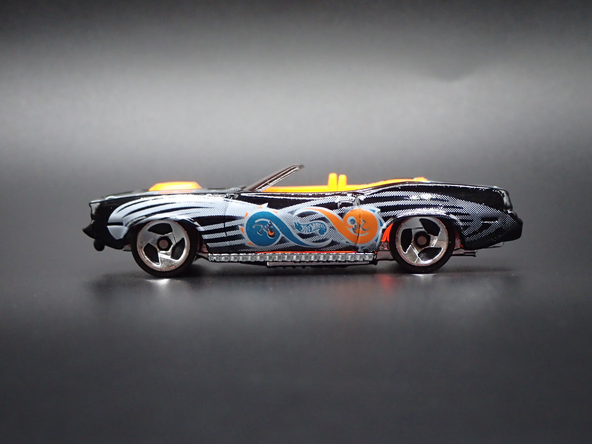 1970 70 PLYMOUTH CUDA CONVERTIBLE BLACK 1/64 SCALE DIORAMA DIECAST MODEL CAR