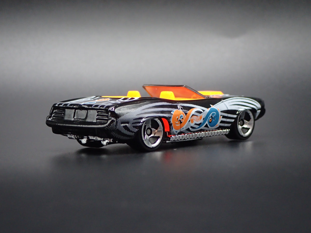 1970 70 PLYMOUTH CUDA CONVERTIBLE BLACK 1/64 SCALE DIORAMA DIECAST MODEL CAR