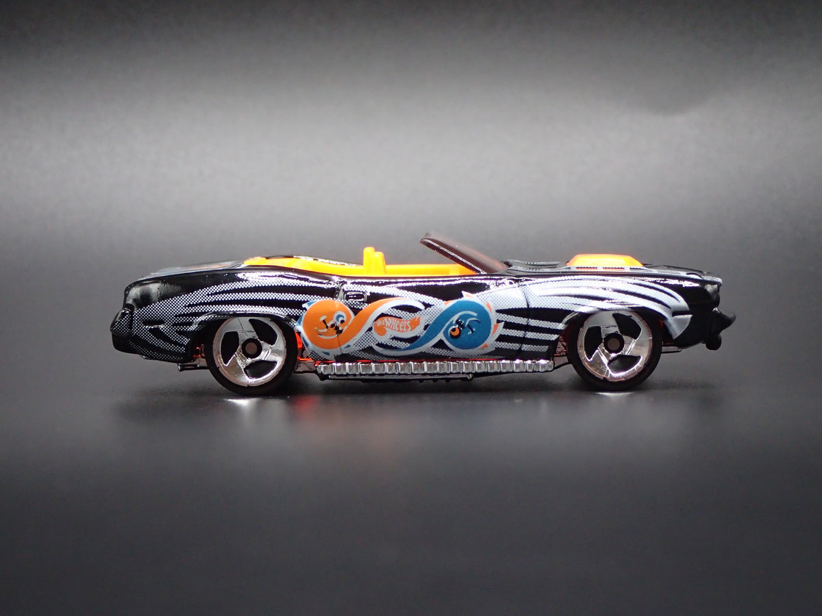 1970 70 PLYMOUTH CUDA CONVERTIBLE BLACK 1/64 SCALE DIORAMA DIECAST MODEL CAR