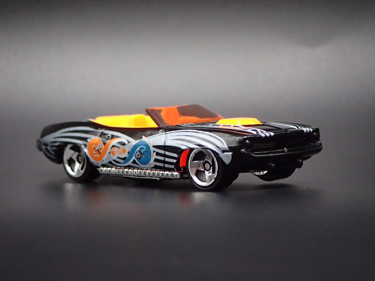 1970 70 PLYMOUTH CUDA CONVERTIBLE BLACK 1/64 SCALE DIORAMA DIECAST MODEL CAR
