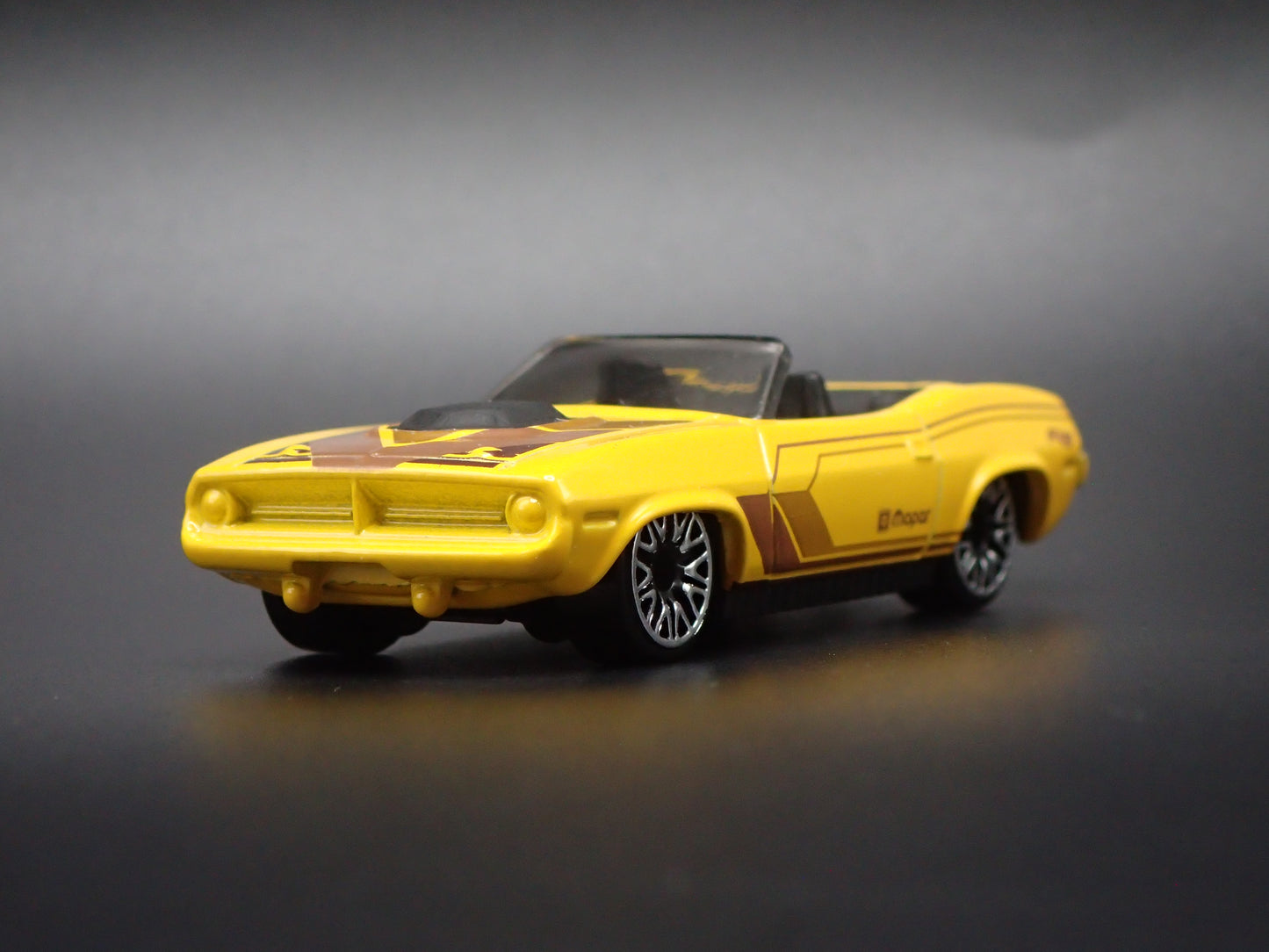 1970 70 PLYMOUTH CUDA CONVERTIBLE YELLOW 1/64 SCALE DIORAMA DIECAST MODEL CAR