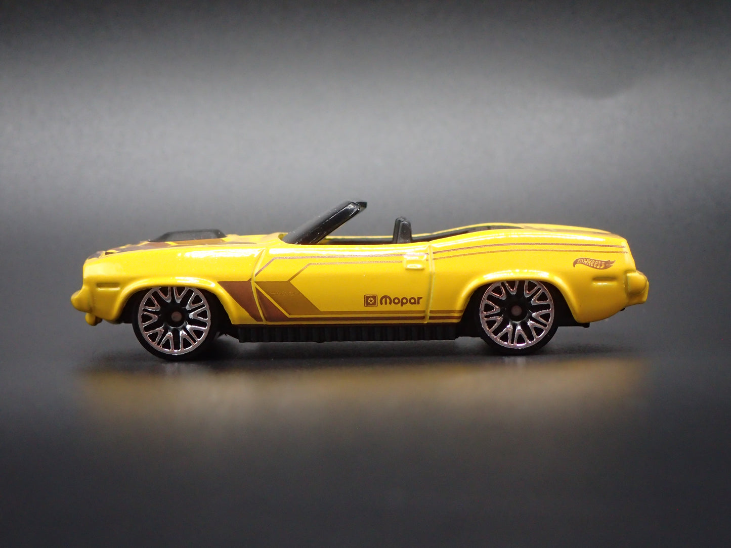 1970 70 PLYMOUTH CUDA CONVERTIBLE YELLOW 1/64 SCALE DIORAMA DIECAST MODEL CAR