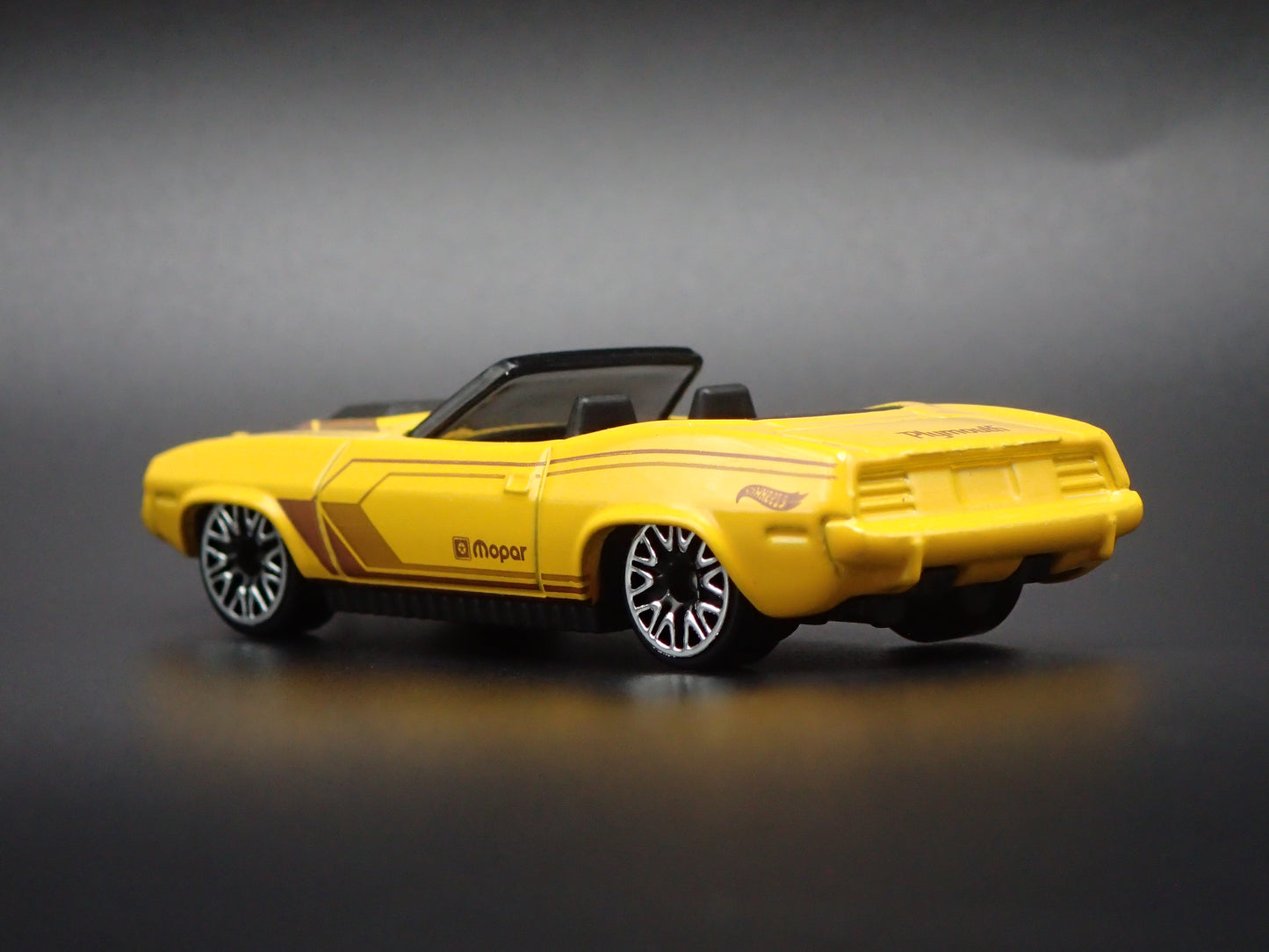 1970 70 PLYMOUTH CUDA CONVERTIBLE YELLOW 1/64 SCALE DIORAMA DIECAST MODEL CAR