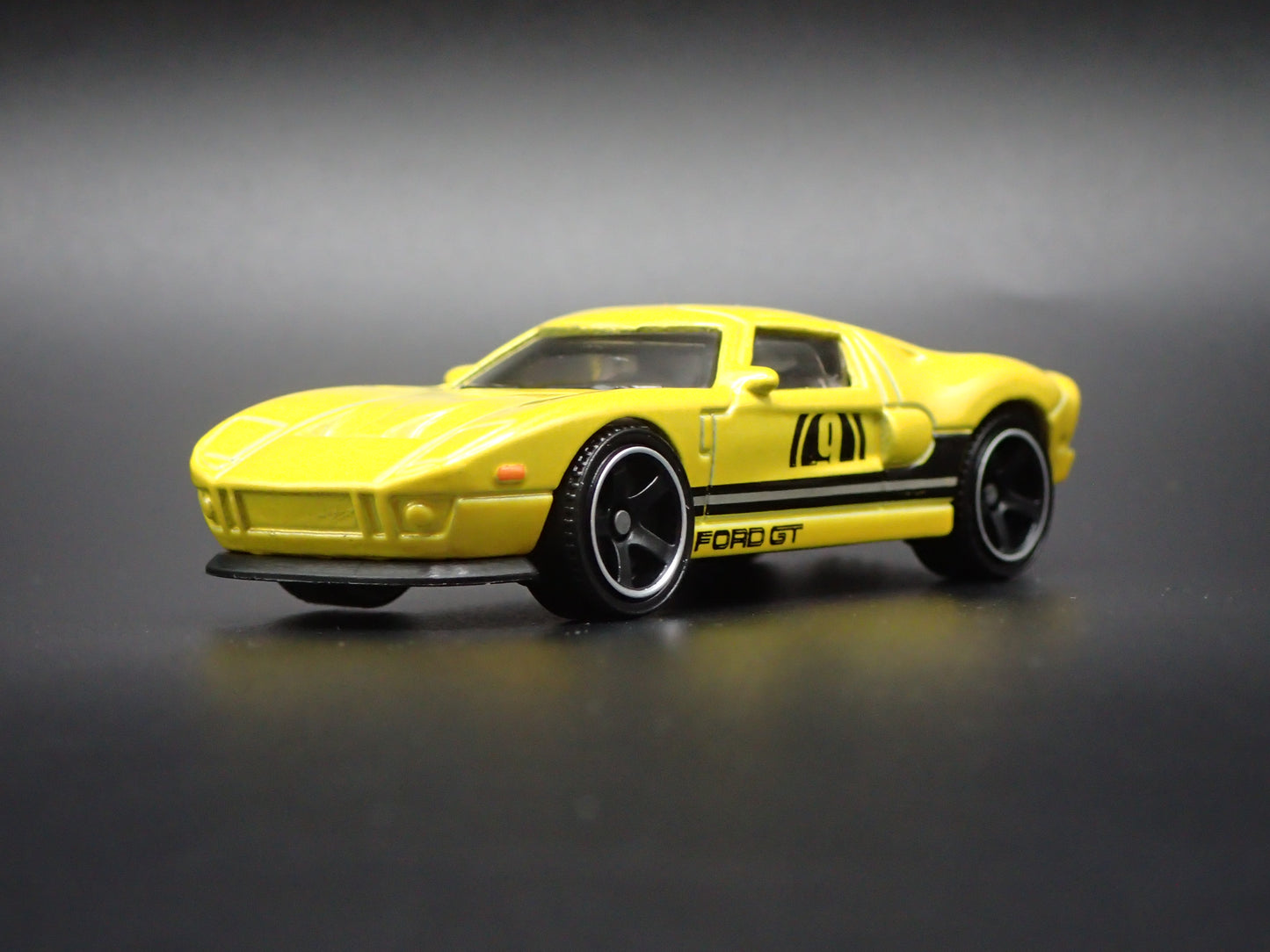 2005-2006 FORD GT YELLOW 1:64 SCALE COLLECTIBLE DIORAMA DIECAST MODEL CAR