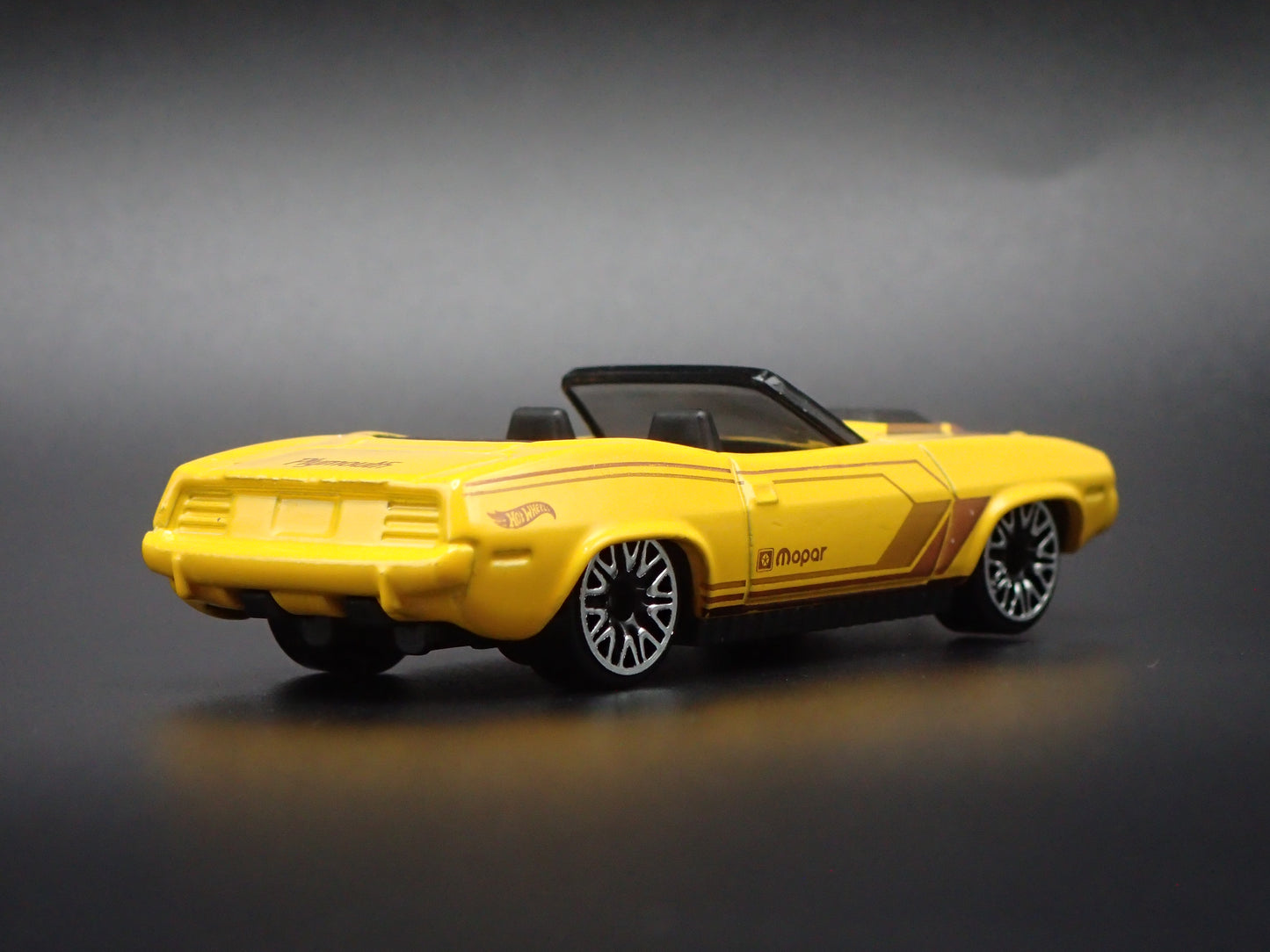 1970 70 PLYMOUTH CUDA CONVERTIBLE YELLOW 1/64 SCALE DIORAMA DIECAST MODEL CAR