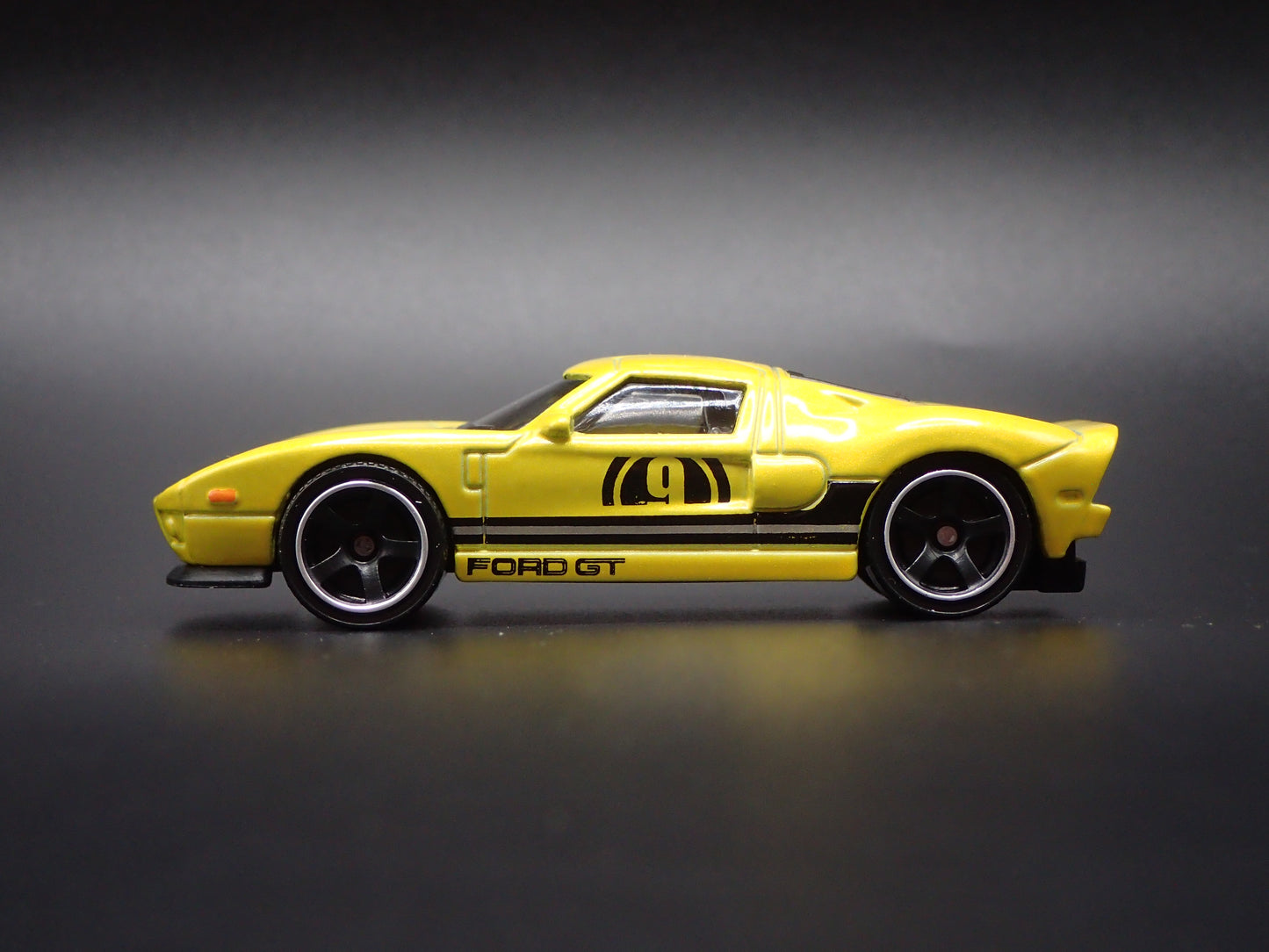 2005-2006 FORD GT YELLOW 1:64 SCALE COLLECTIBLE DIORAMA DIECAST MODEL CAR