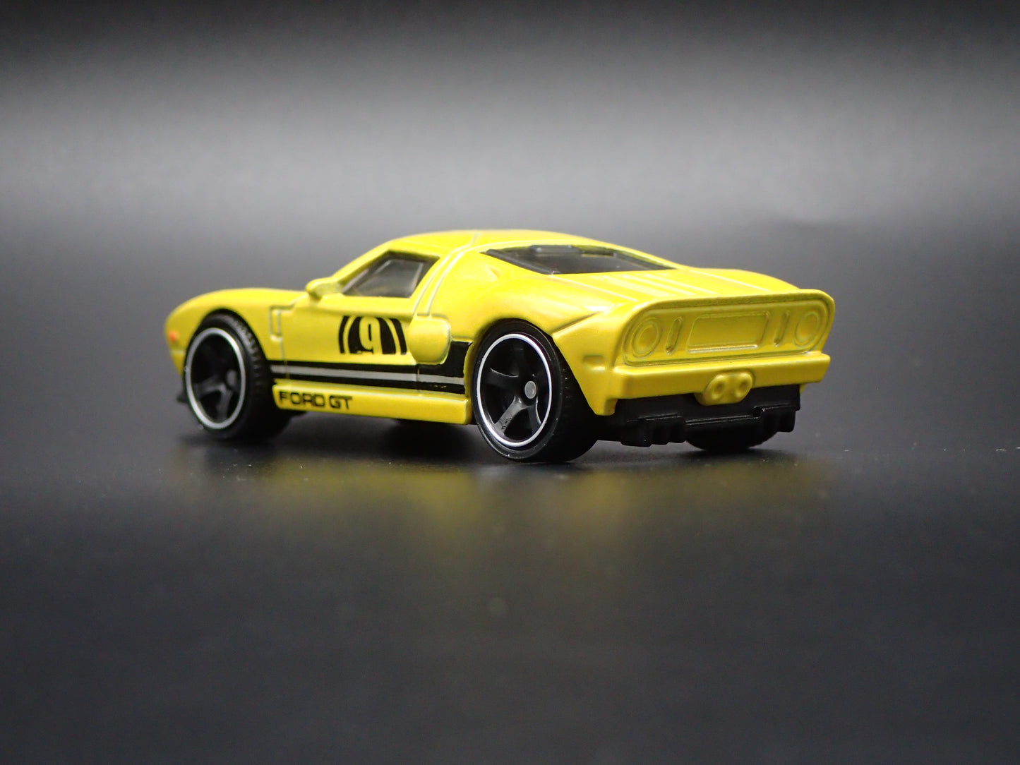 2005-2006 FORD GT YELLOW 1:64 SCALE COLLECTIBLE DIORAMA DIECAST MODEL CAR