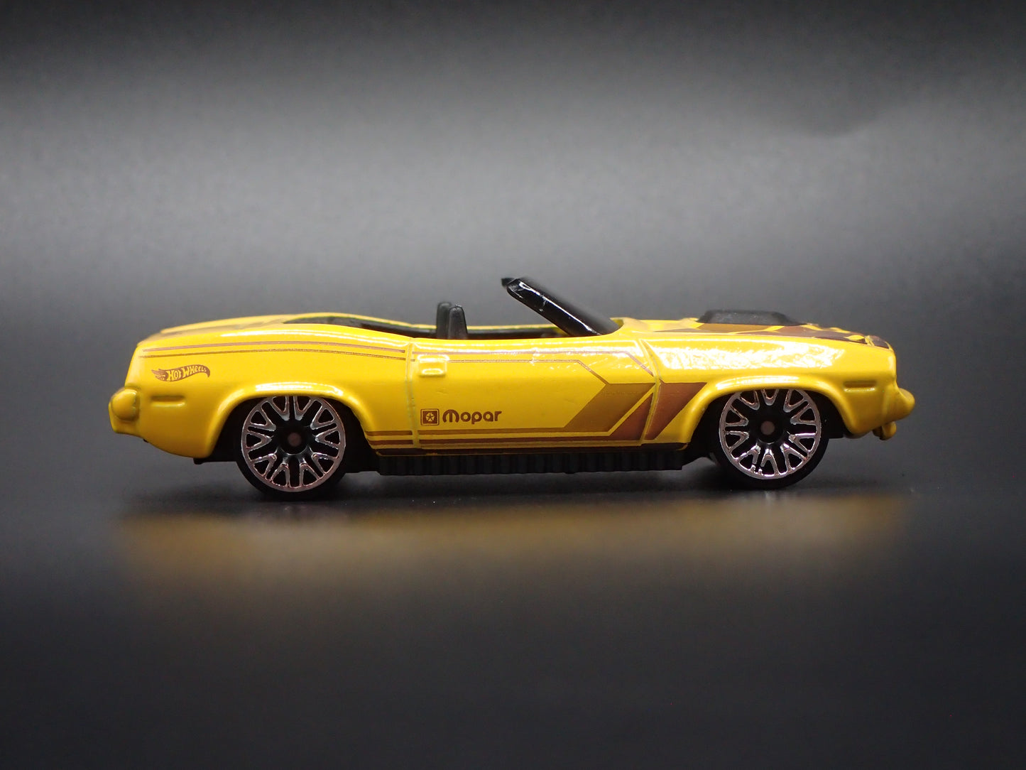 1970 70 PLYMOUTH CUDA CONVERTIBLE YELLOW 1/64 SCALE DIORAMA DIECAST MODEL CAR