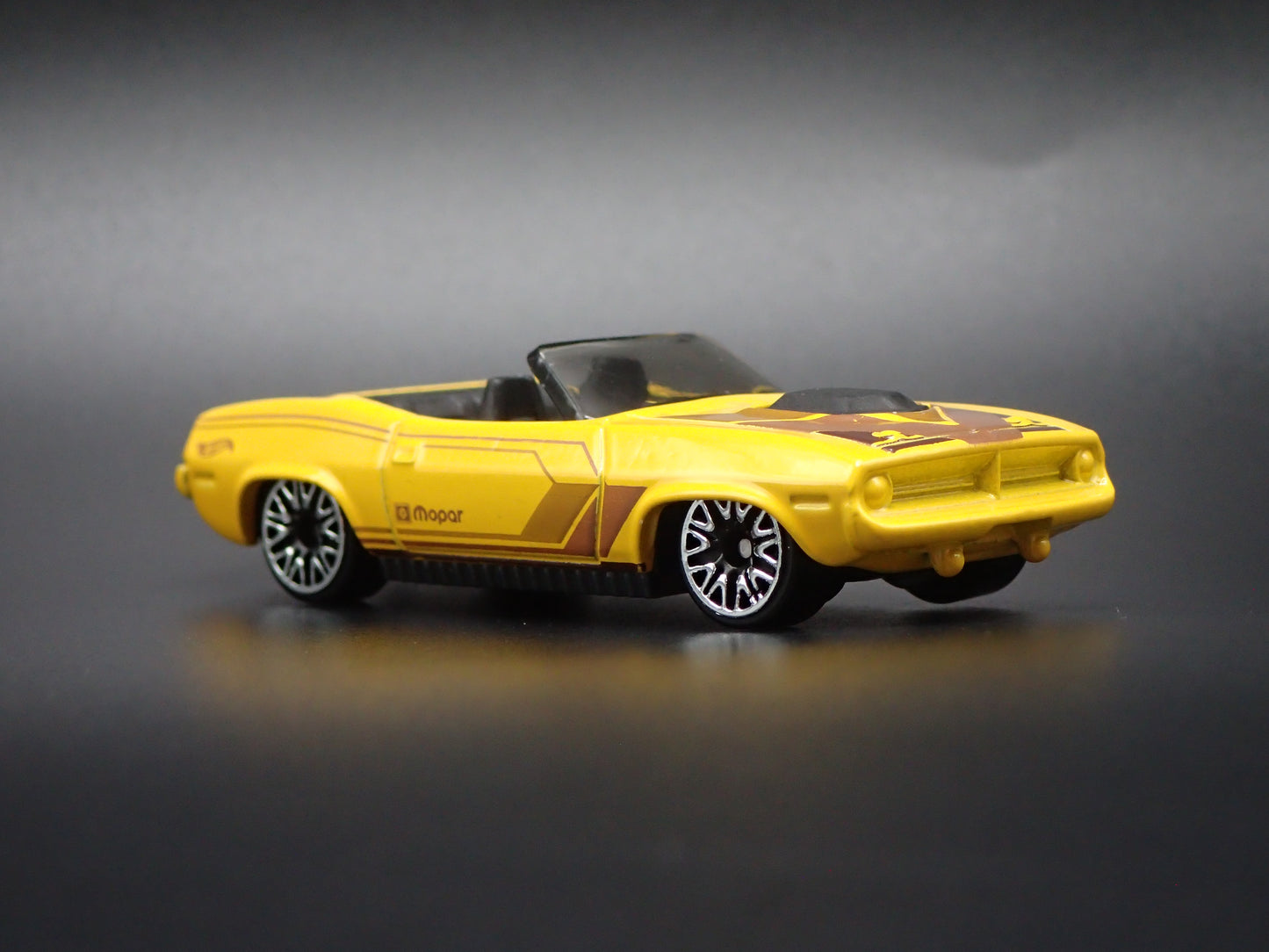 1970 70 PLYMOUTH CUDA CONVERTIBLE YELLOW 1/64 SCALE DIORAMA DIECAST MODEL CAR