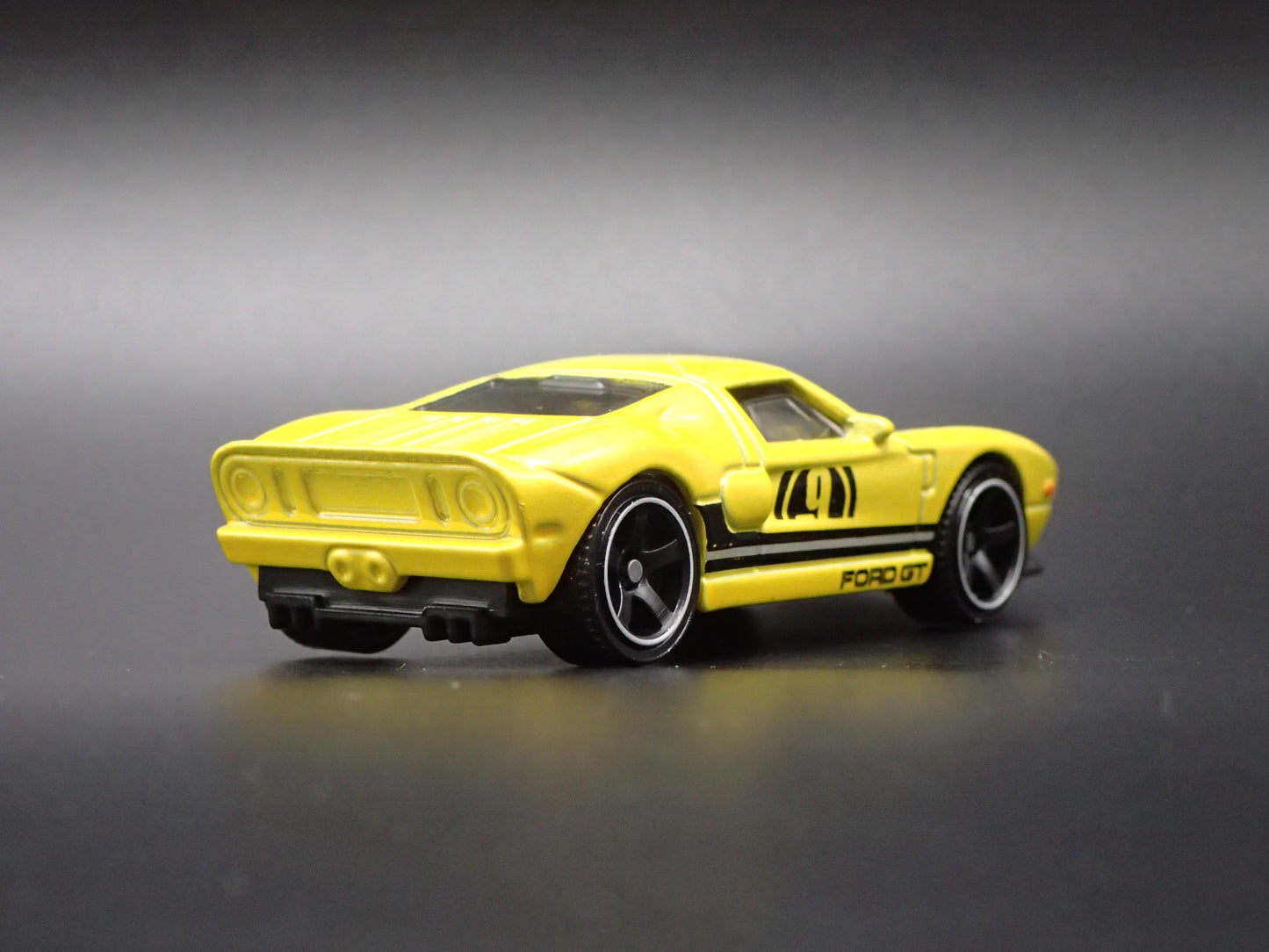 2005-2006 FORD GT YELLOW 1:64 SCALE COLLECTIBLE DIORAMA DIECAST MODEL CAR