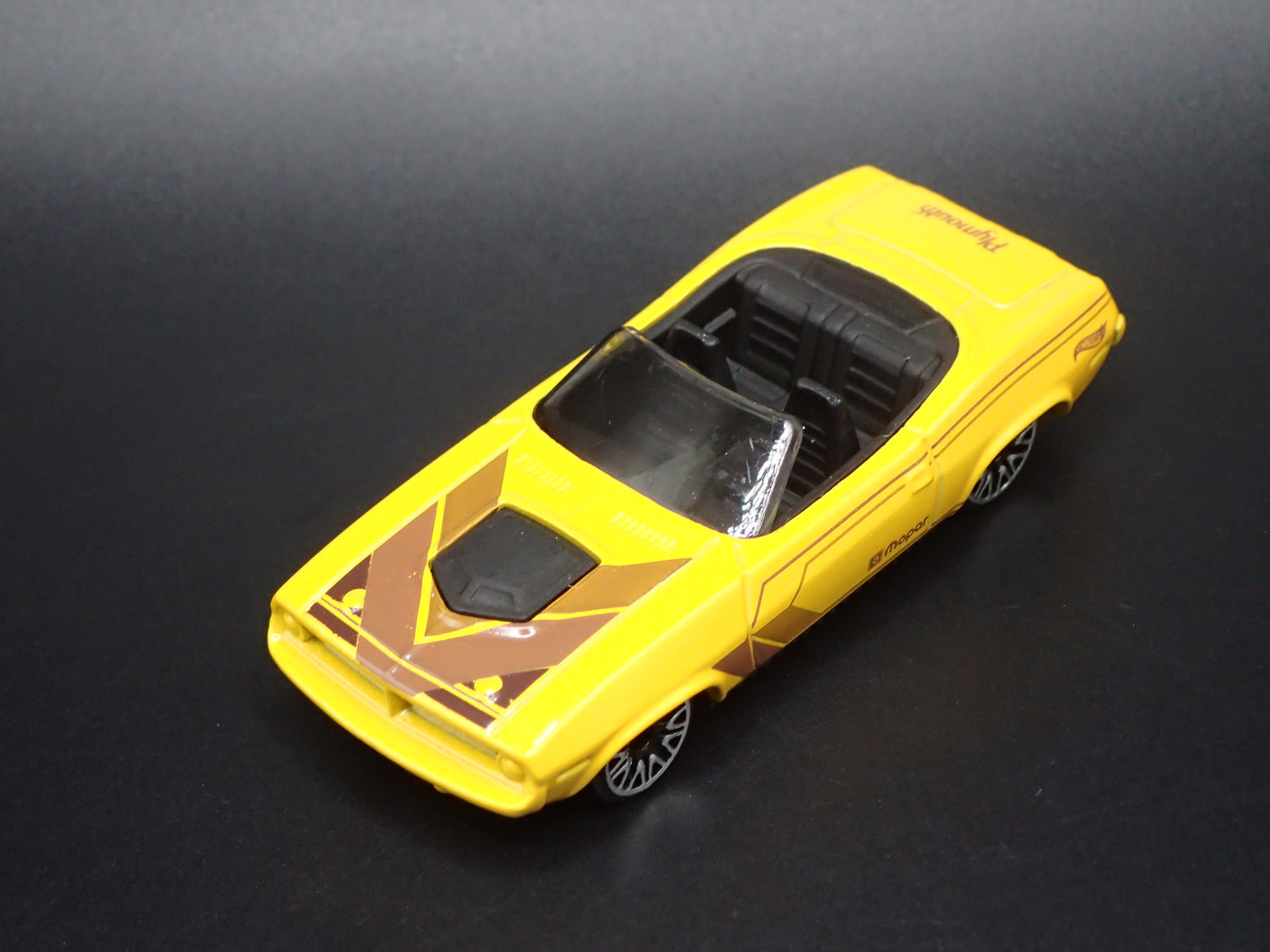 1970 70 PLYMOUTH CUDA CONVERTIBLE YELLOW 1/64 SCALE DIORAMA DIECAST MODEL CAR