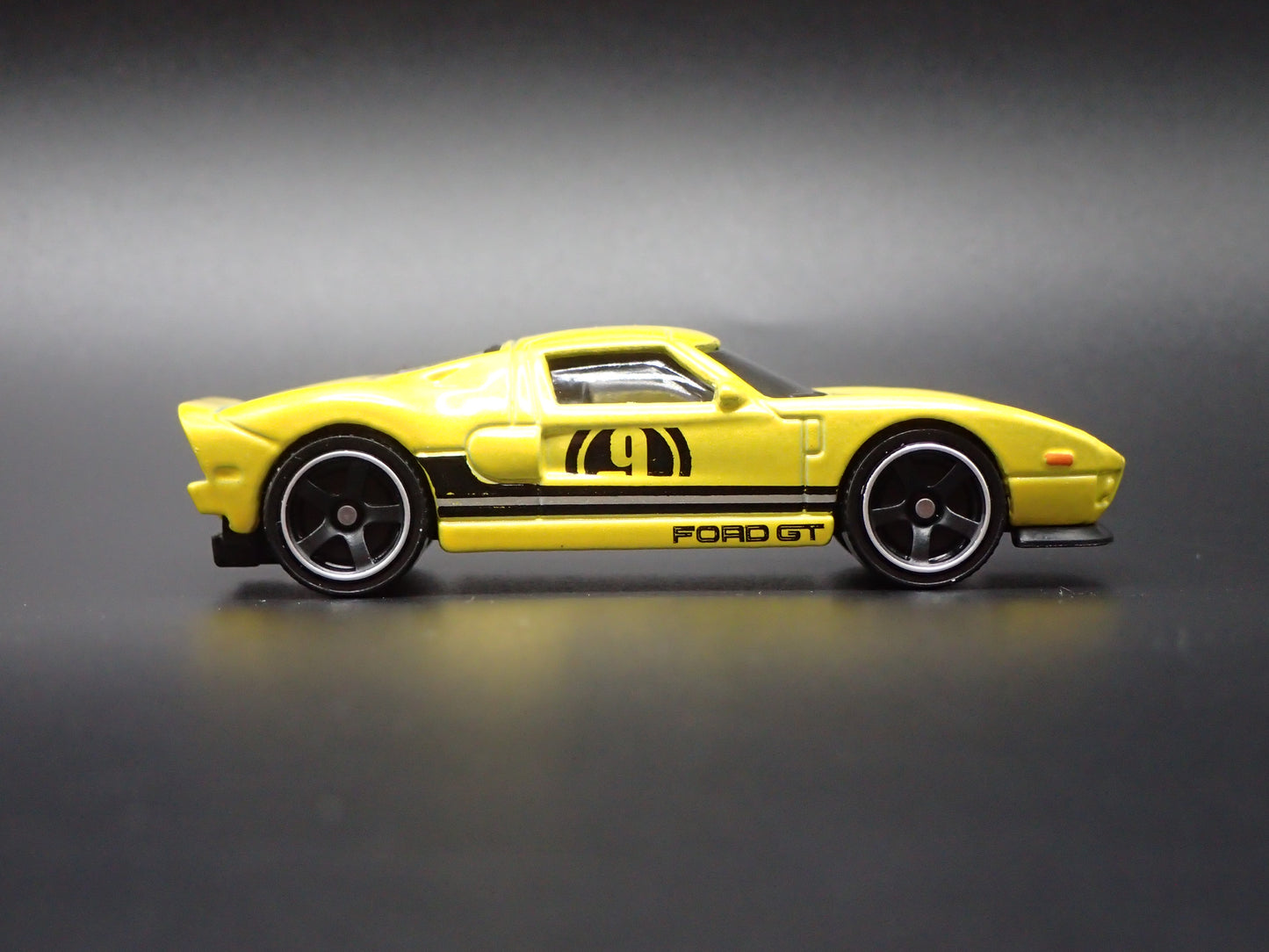 2005-2006 FORD GT YELLOW 1:64 SCALE COLLECTIBLE DIORAMA DIECAST MODEL CAR