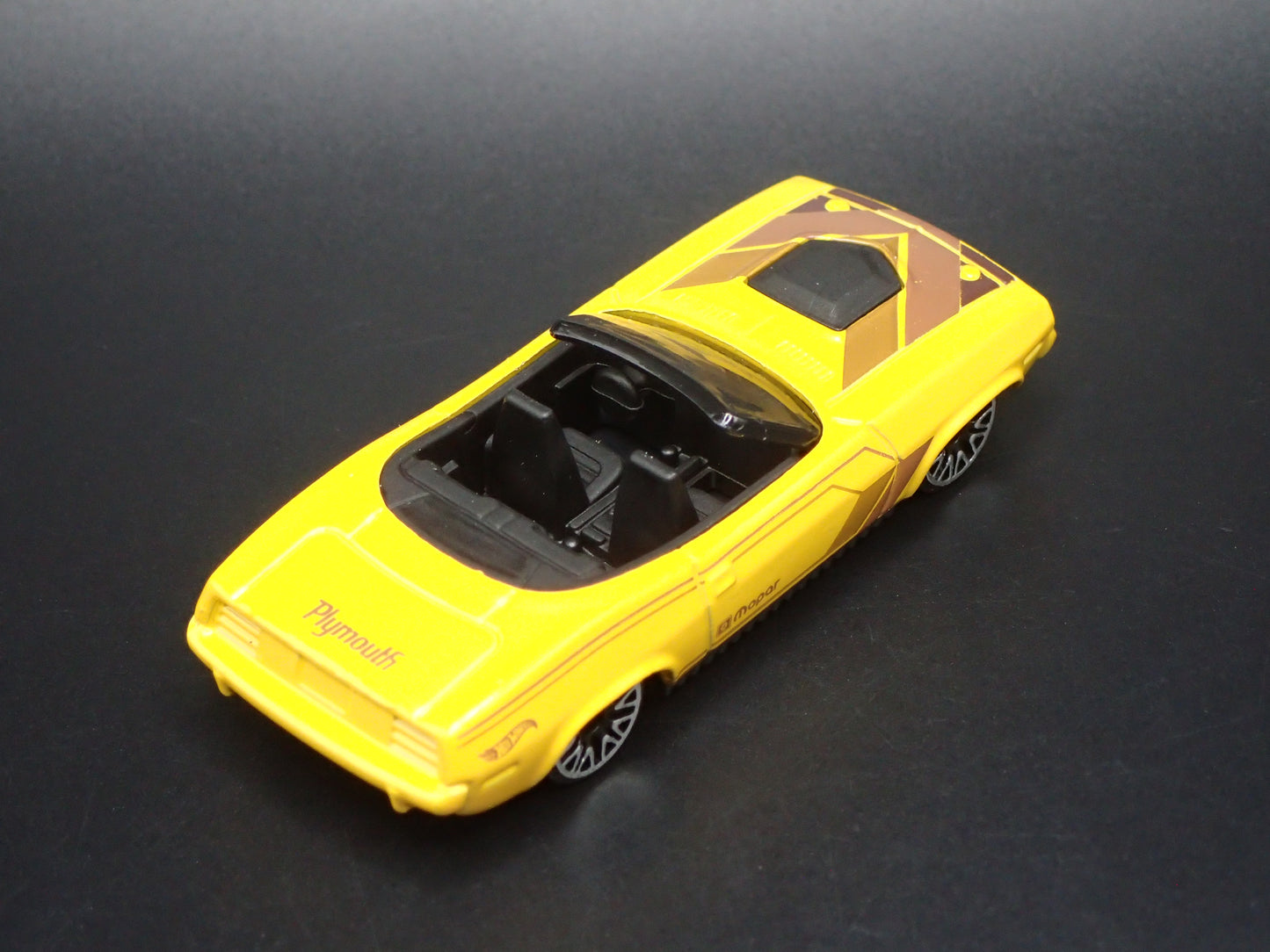 1970 70 PLYMOUTH CUDA CONVERTIBLE YELLOW 1/64 SCALE DIORAMA DIECAST MODEL CAR