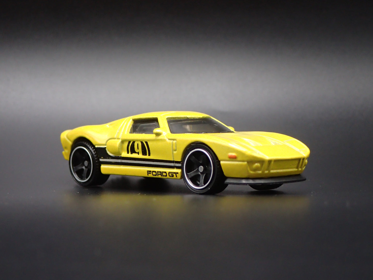 2005-2006 FORD GT YELLOW 1:64 SCALE COLLECTIBLE DIORAMA DIECAST MODEL CAR