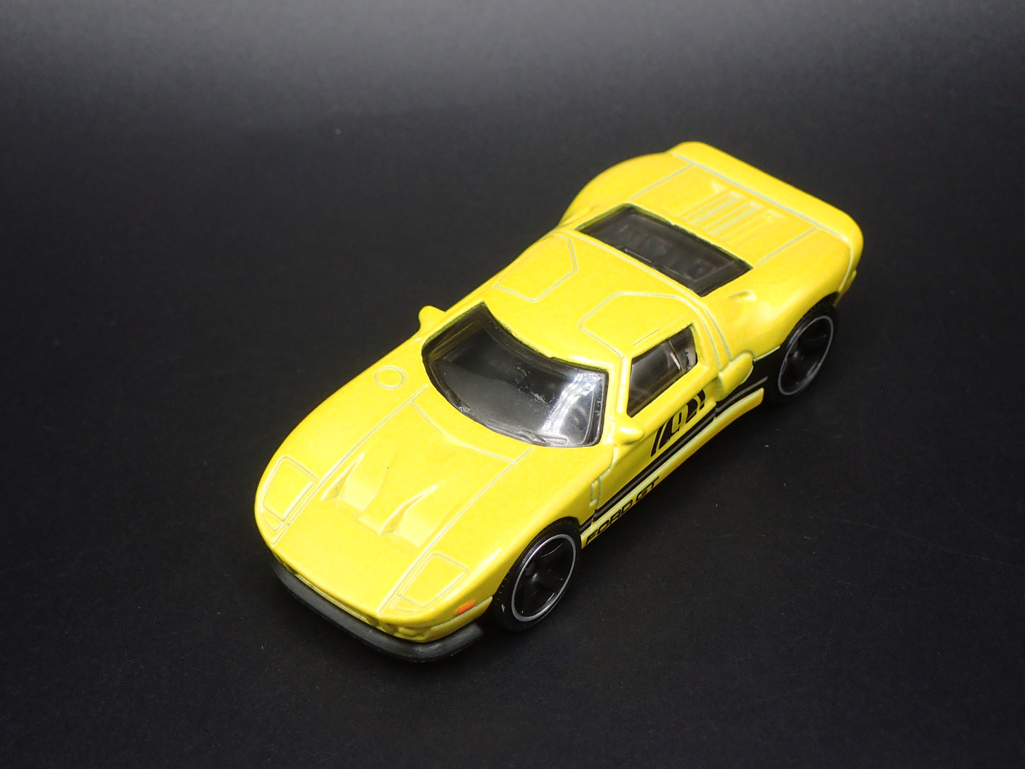 2005-2006 FORD GT YELLOW 1:64 SCALE COLLECTIBLE DIORAMA DIECAST MODEL CAR