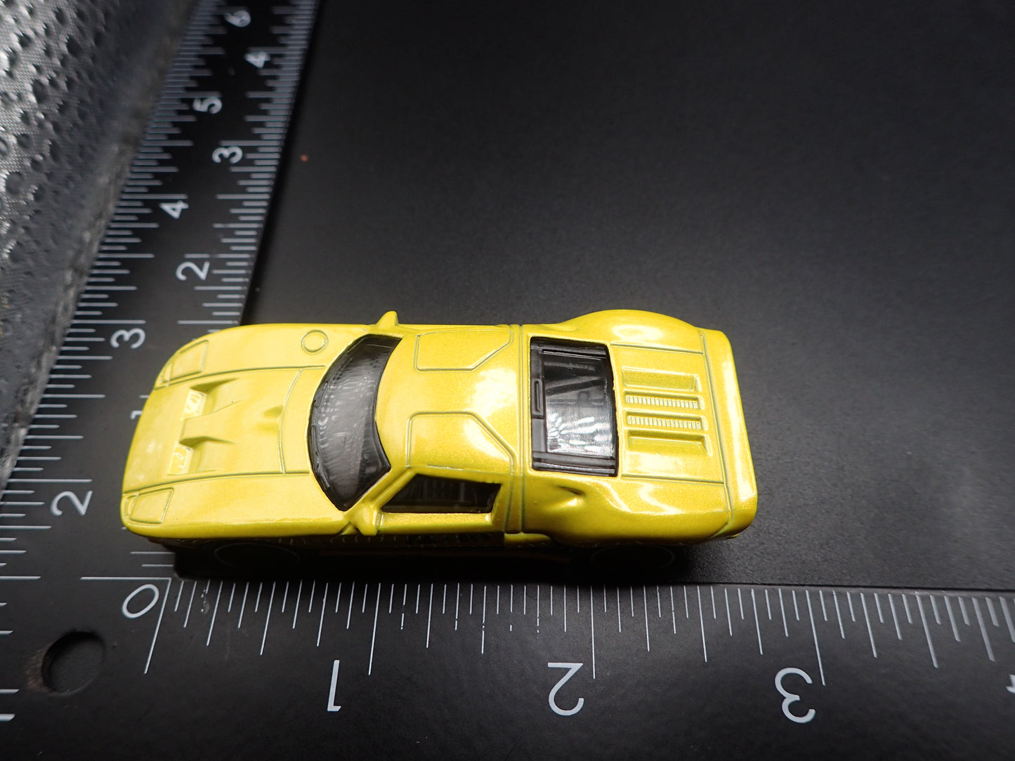 2005-2006 FORD GT YELLOW 1:64 SCALE COLLECTIBLE DIORAMA DIECAST MODEL CAR