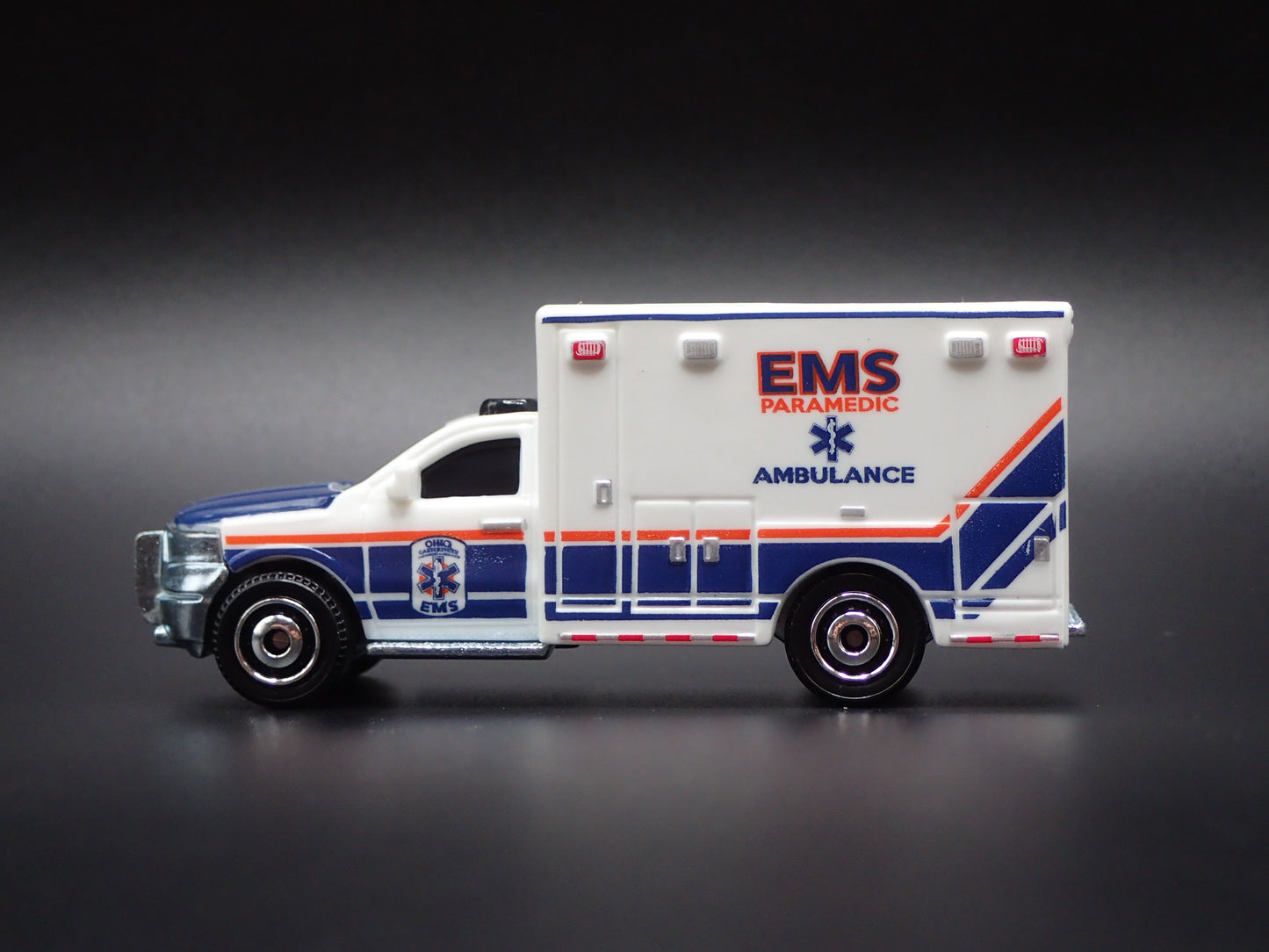 2019 19 RAM AMBULANCE EMS PARAMEDIC 1/64 MB SCALE DIORAMA DIECAST MODEL CAR