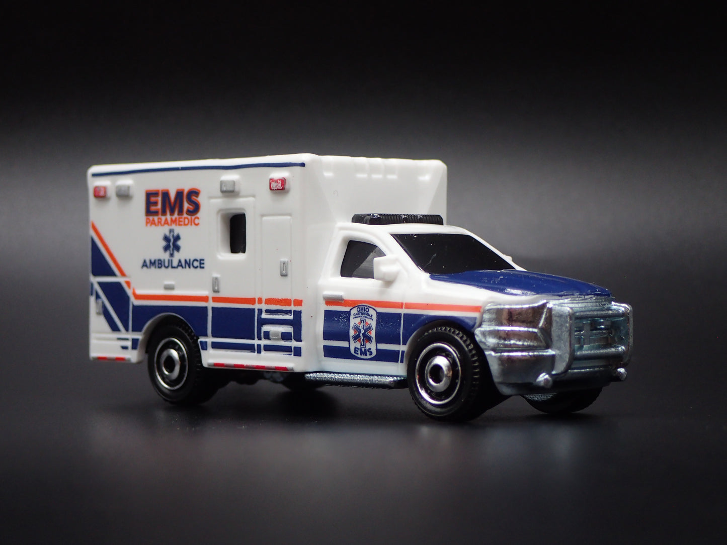 2019 19 RAM AMBULANCE EMS PARAMEDIC 1/64 MB SCALE DIORAMA DIECAST MODEL CAR
