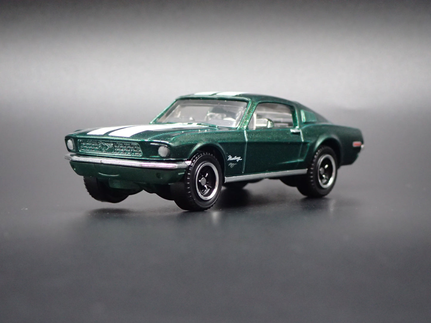 1968 68 FORD MUSTANG FASTBACK GREEN 1:64 SCALE DIORAMA DIECAST MODEL CAR
