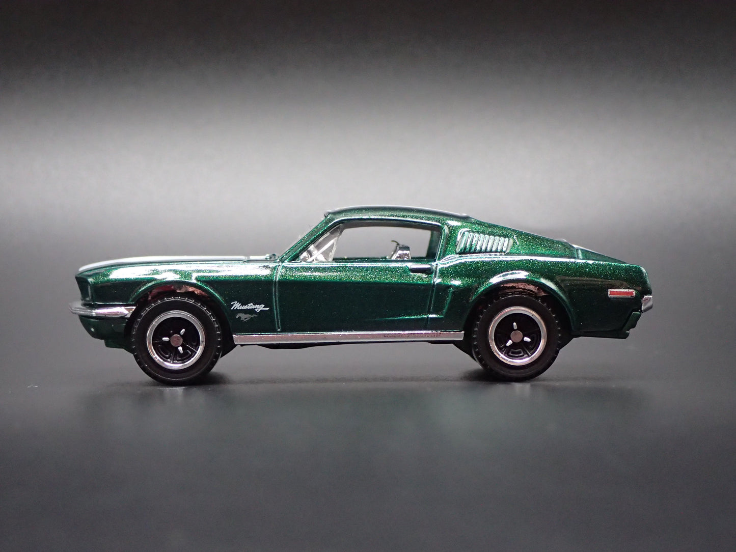 1968 68 FORD MUSTANG FASTBACK GREEN 1:64 SCALE DIORAMA DIECAST MODEL CAR