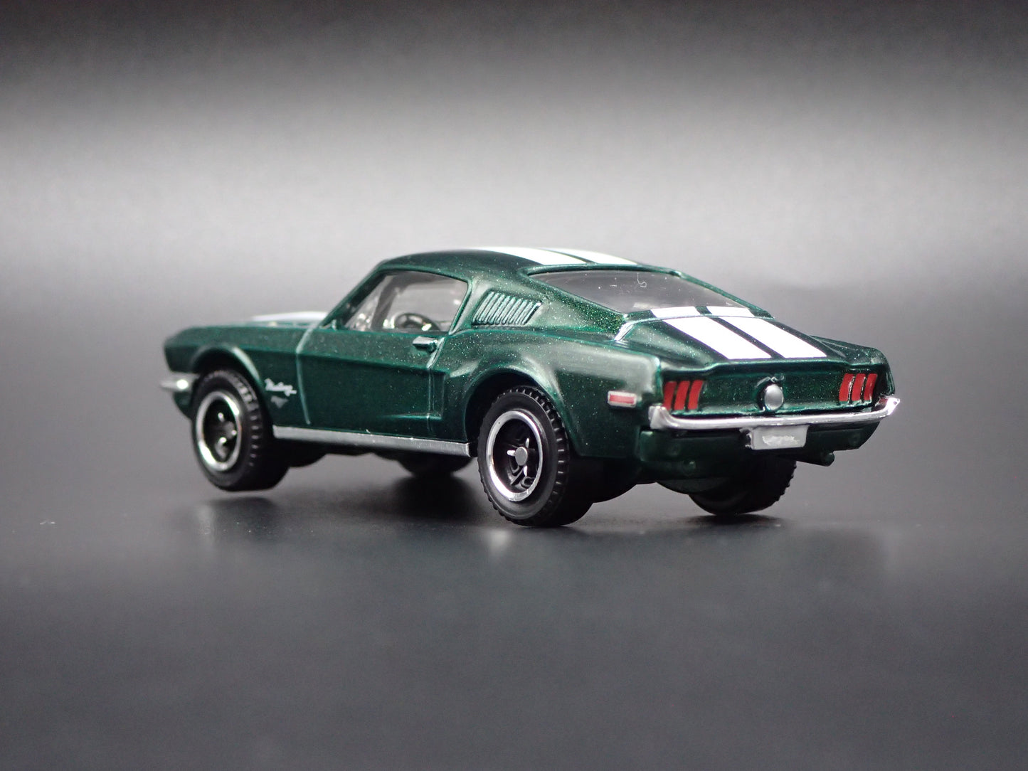 1968 68 FORD MUSTANG FASTBACK GREEN 1:64 SCALE DIORAMA DIECAST MODEL CAR