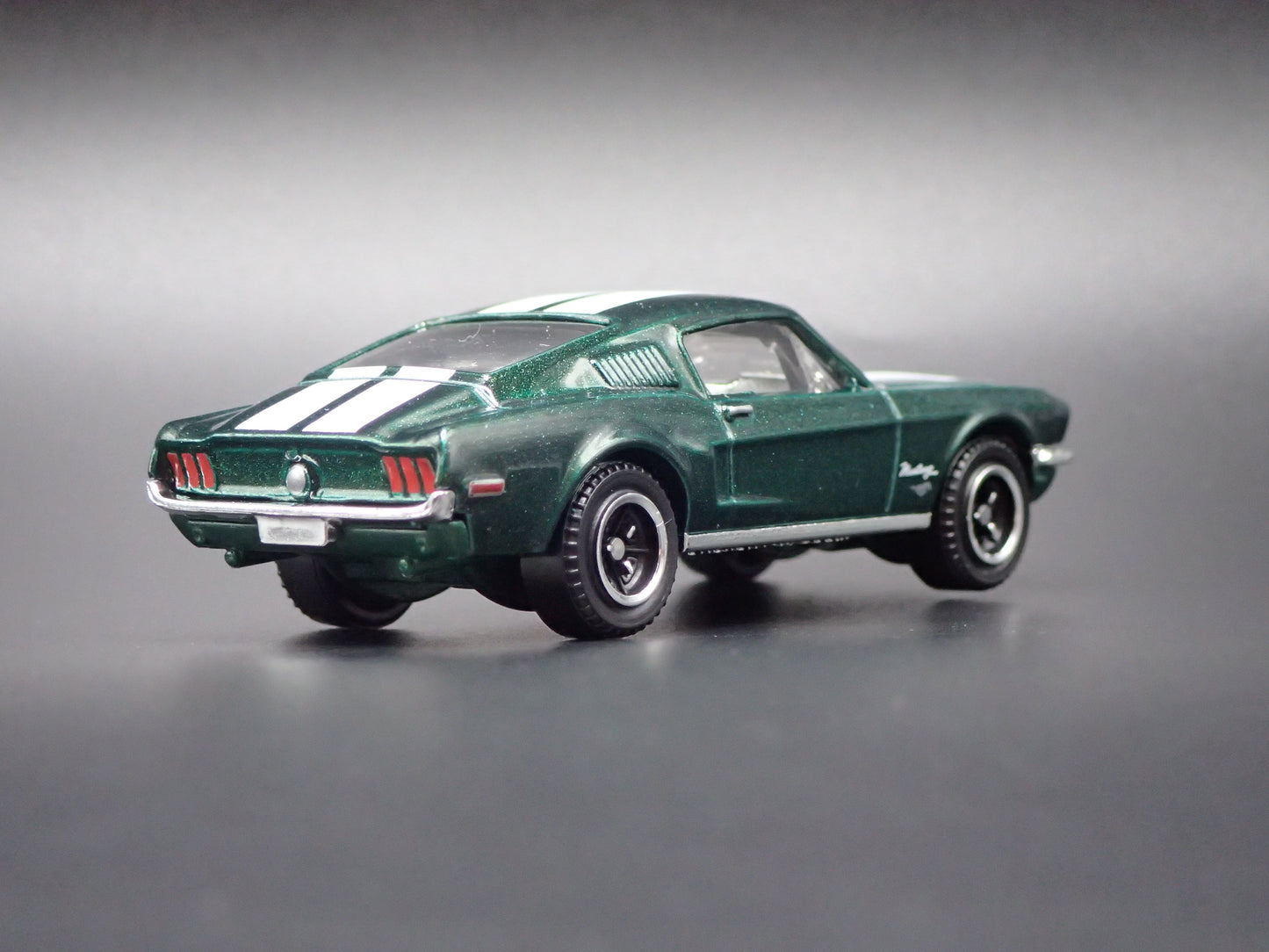 1968 68 FORD MUSTANG FASTBACK GREEN 1:64 SCALE DIORAMA DIECAST MODEL CAR