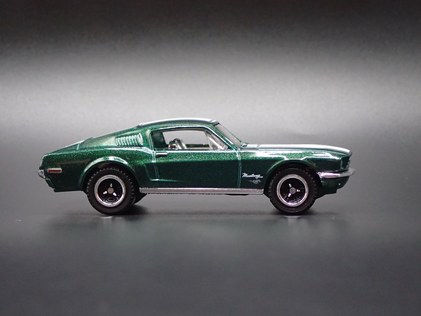 1968 68 FORD MUSTANG FASTBACK GREEN 1:64 SCALE DIORAMA DIECAST MODEL CAR