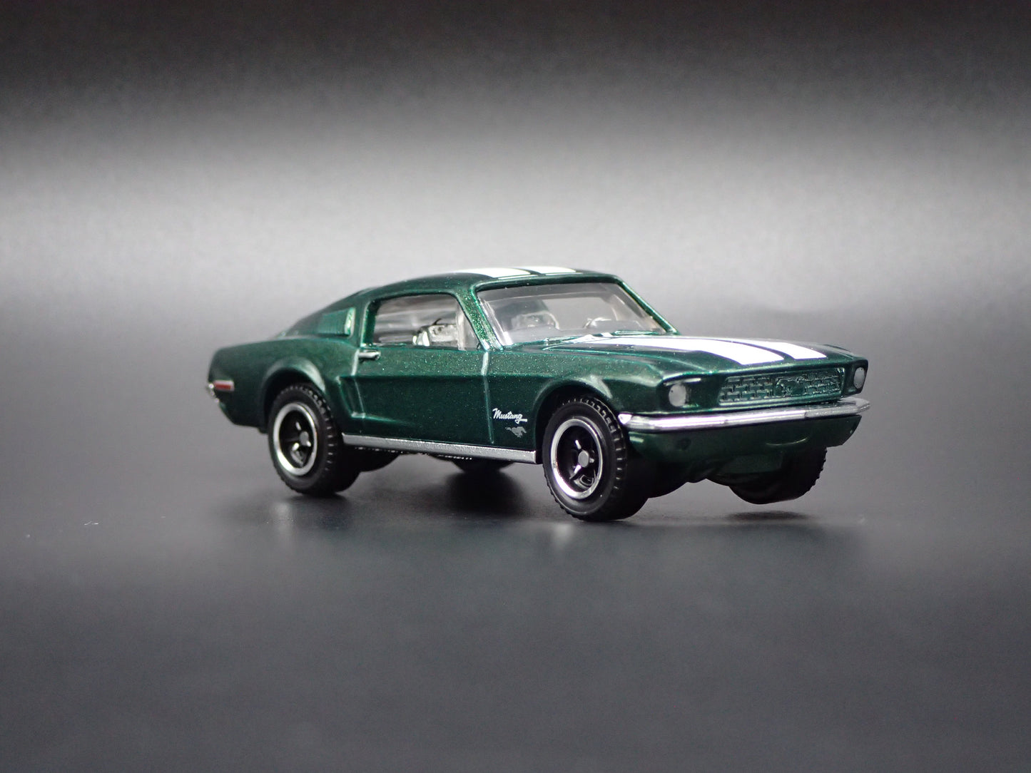 1968 68 FORD MUSTANG FASTBACK GREEN 1:64 SCALE DIORAMA DIECAST MODEL CAR
