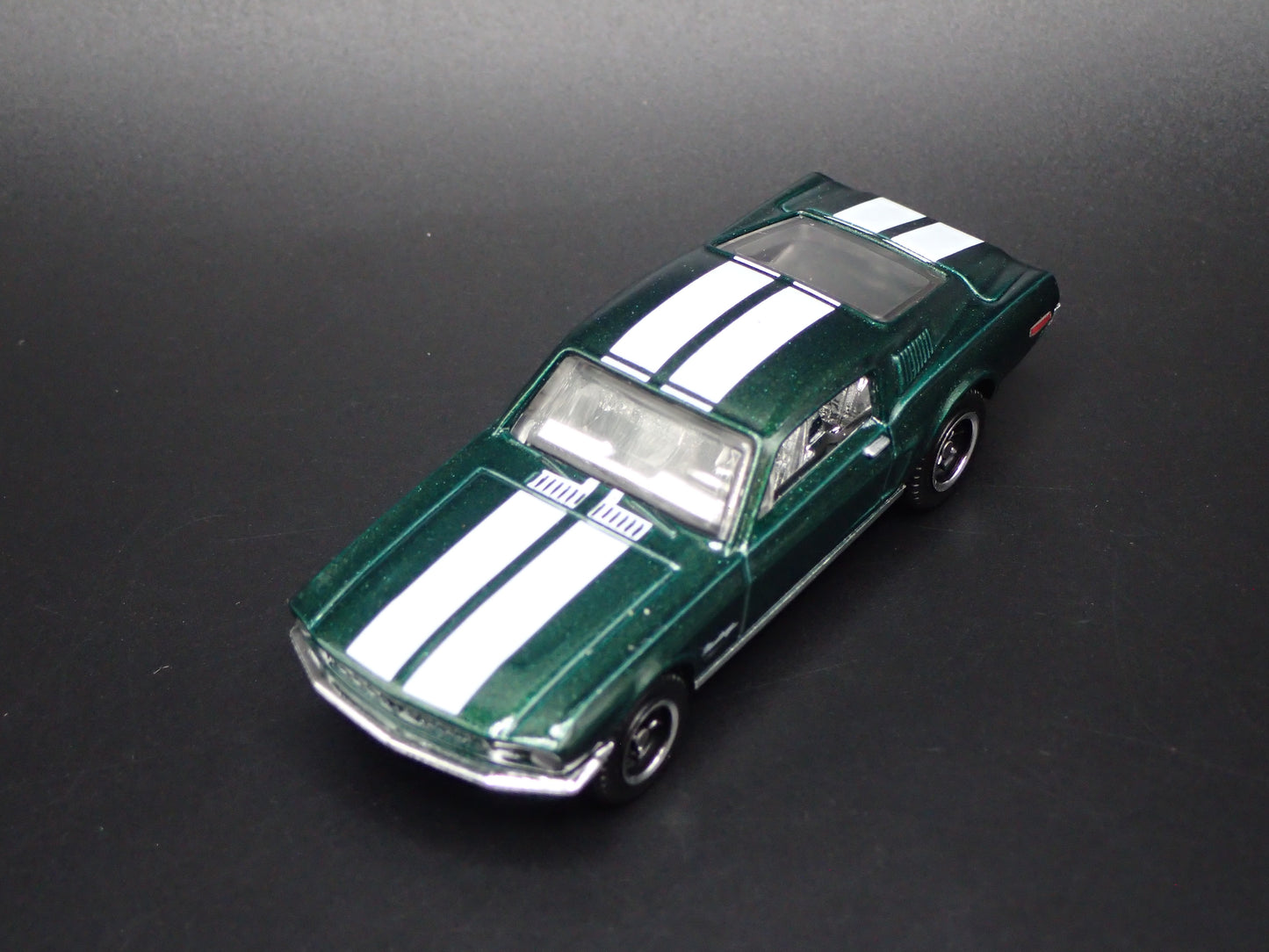 1968 68 FORD MUSTANG FASTBACK GREEN 1:64 SCALE DIORAMA DIECAST MODEL CAR
