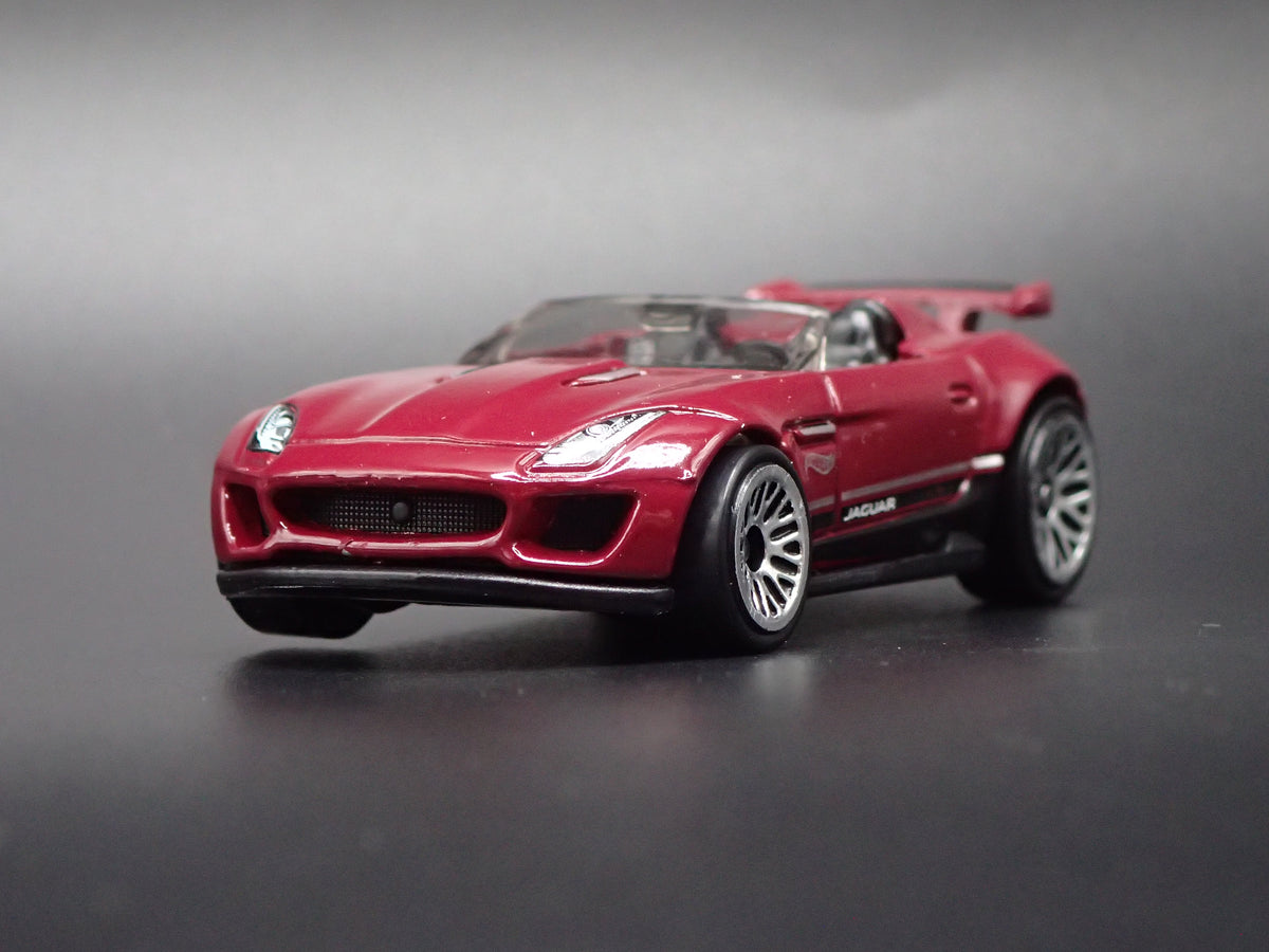 2015-2016 JAGUAR F-TYPE PROJECT 7 PLUM 1:64 SCALE DIORAMA DIECAST MODEL CAR