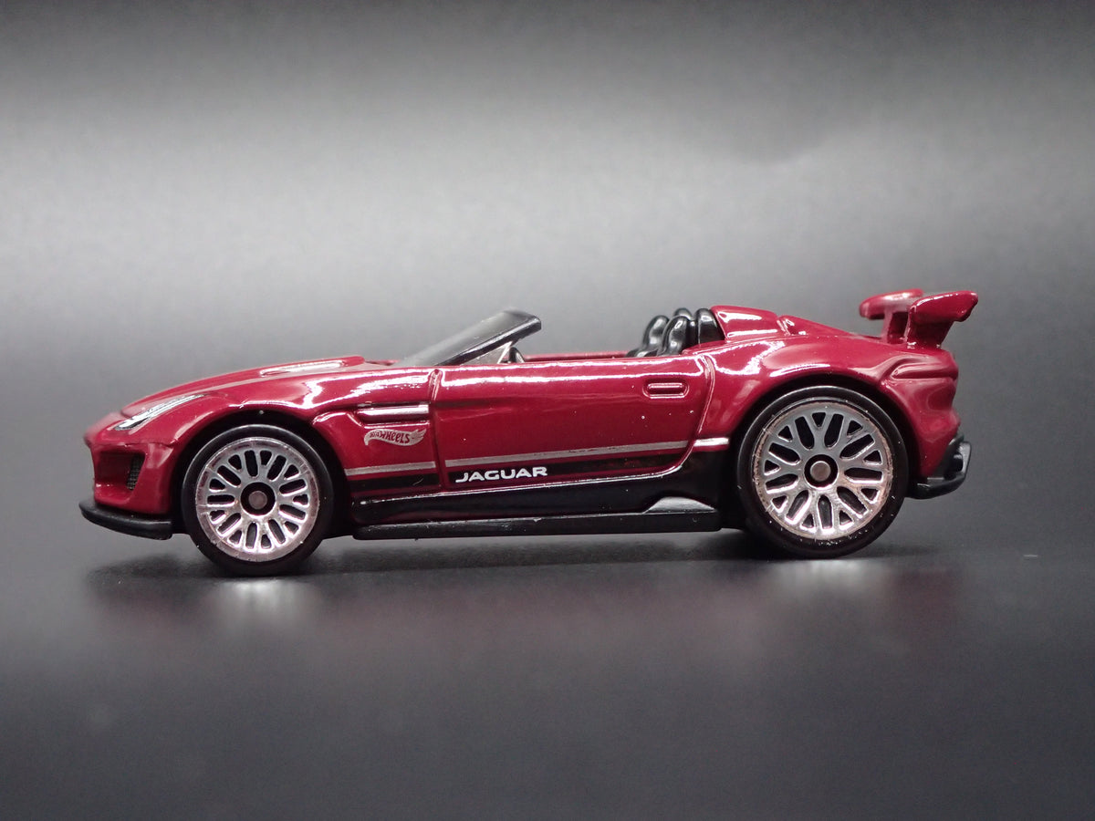 2015-2016 JAGUAR F-TYPE PROJECT 7 PLUM 1:64 SCALE DIORAMA DIECAST MODEL CAR