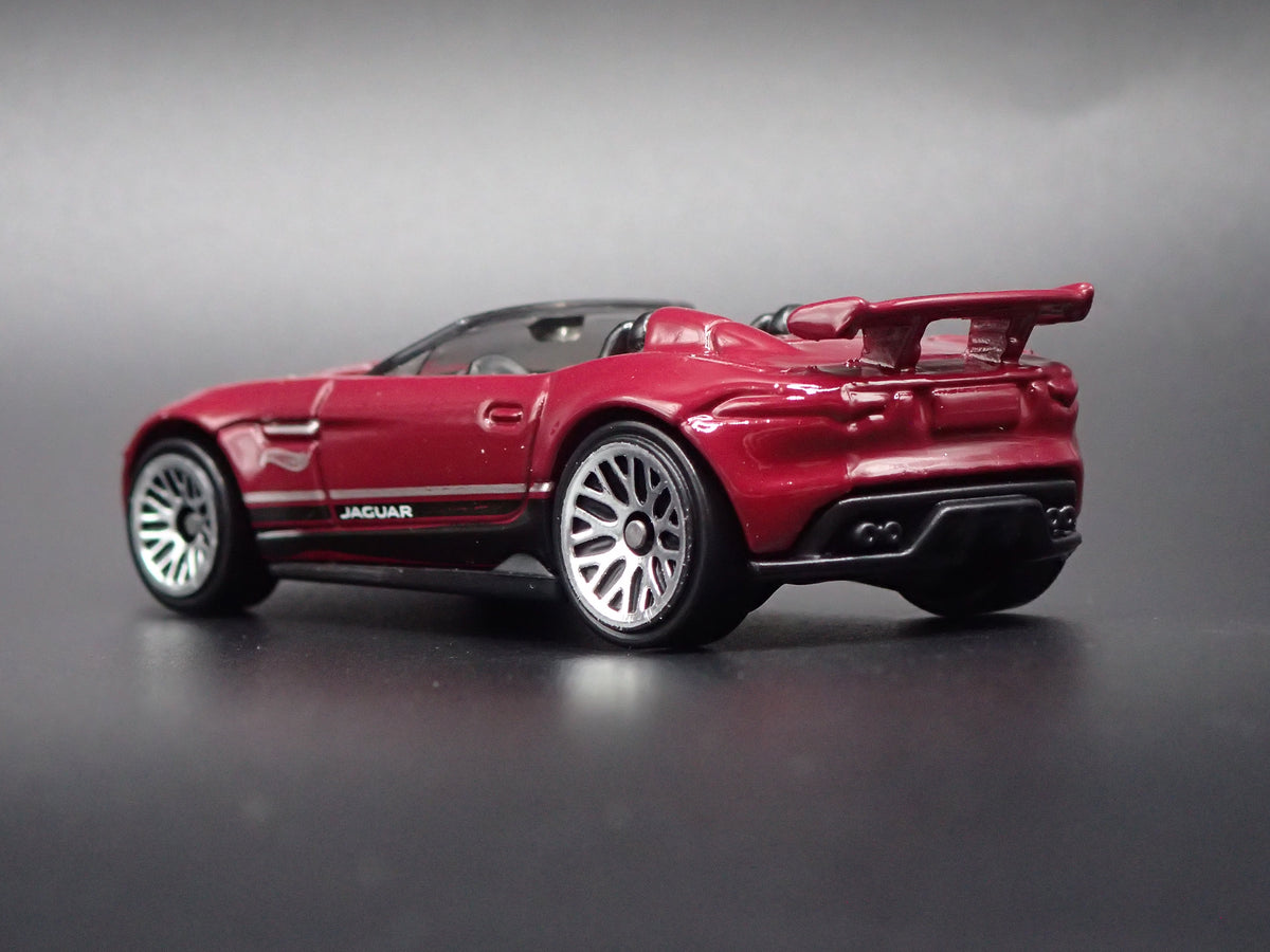 2015-2016 JAGUAR F-TYPE PROJECT 7 PLUM 1:64 SCALE DIORAMA DIECAST MODEL CAR