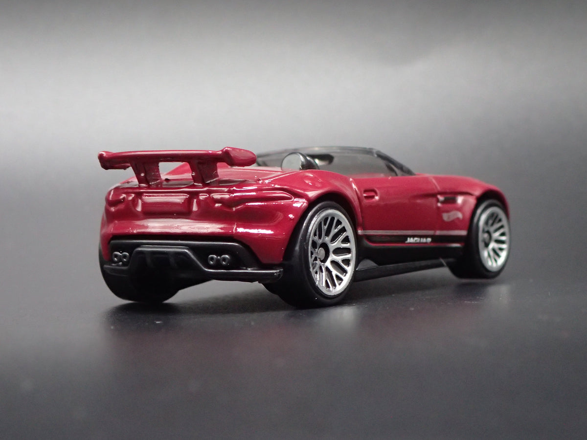 2015-2016 JAGUAR F-TYPE PROJECT 7 PLUM 1:64 SCALE DIORAMA DIECAST MODEL CAR
