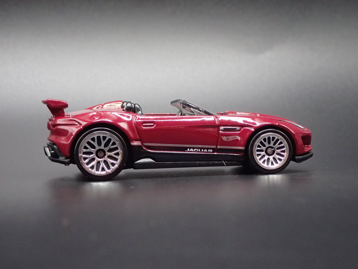 2015-2016 JAGUAR F-TYPE PROJECT 7 PLUM 1:64 SCALE DIORAMA DIECAST MODEL CAR