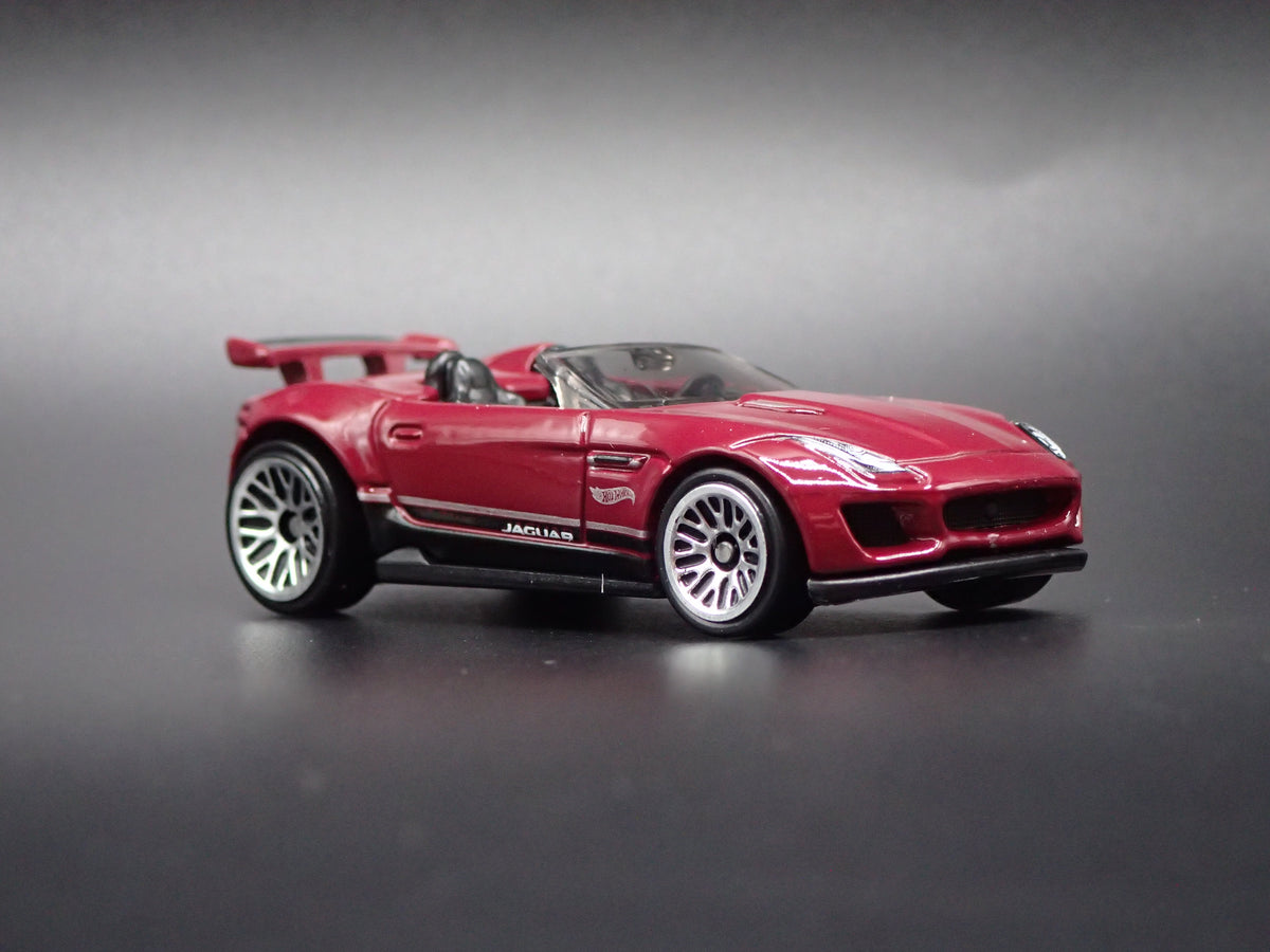 2015-2016 JAGUAR F-TYPE PROJECT 7 PLUM 1:64 SCALE DIORAMA DIECAST MODEL CAR