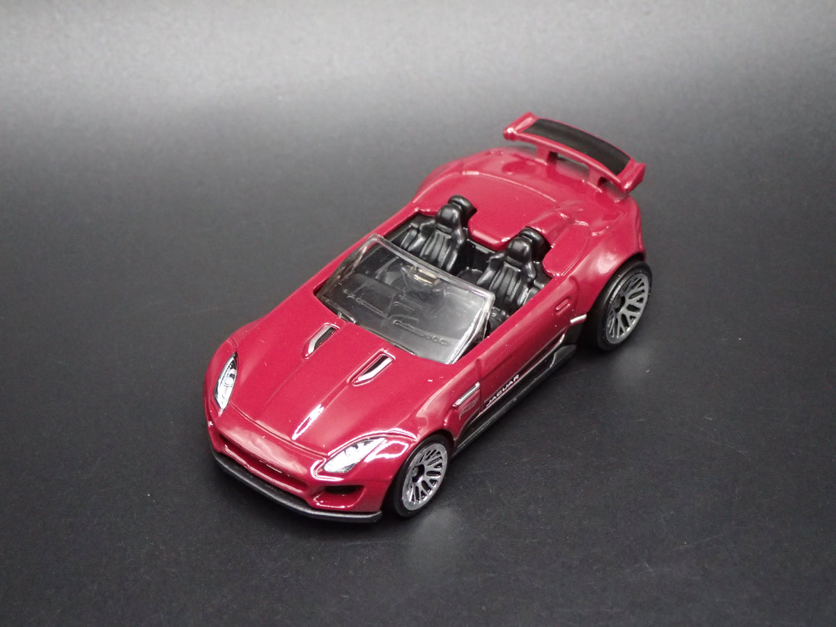 2015-2016 JAGUAR F-TYPE PROJECT 7 PLUM 1:64 SCALE DIORAMA DIECAST MODEL CAR