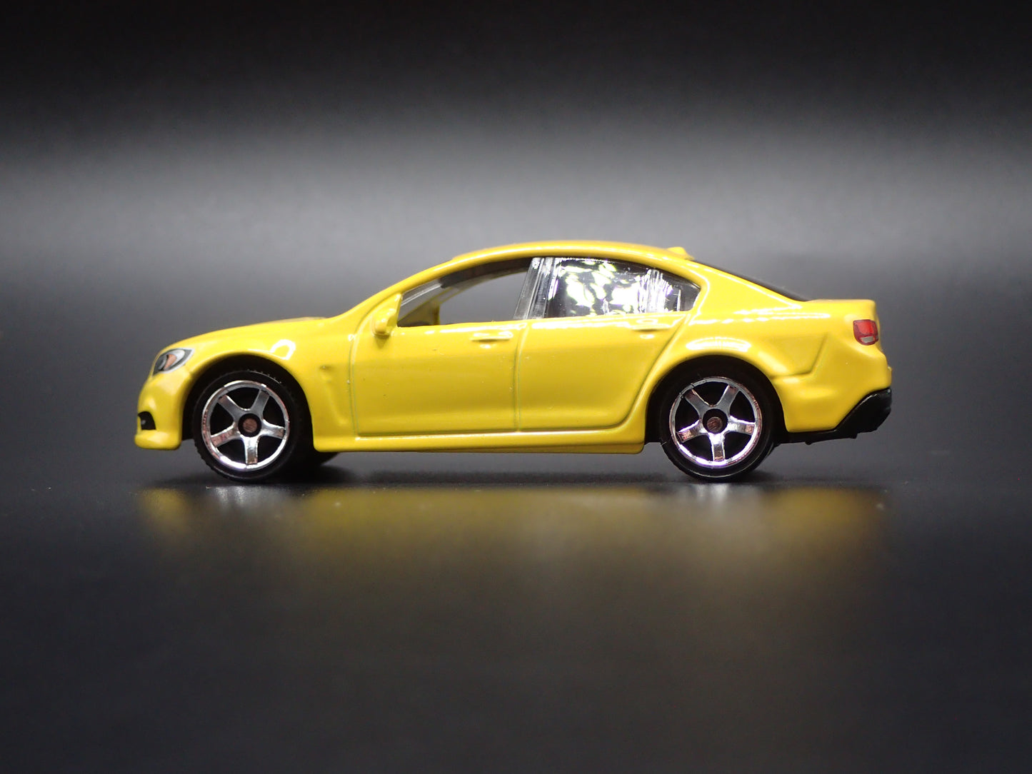 HOLDEN VF COMMODORE SSV 4 FOUR DOOR SEDAN (CHEVROLET SS) 1:64 DIECAST MODEL CAR