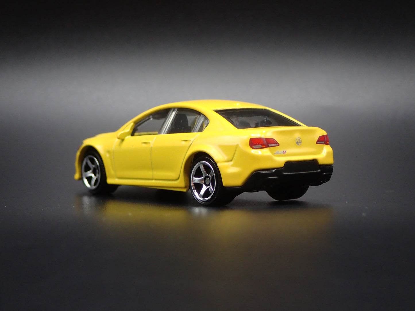 HOLDEN VF COMMODORE SSV 4 FOUR DOOR SEDAN (CHEVROLET SS) 1:64 DIECAST MODEL CAR