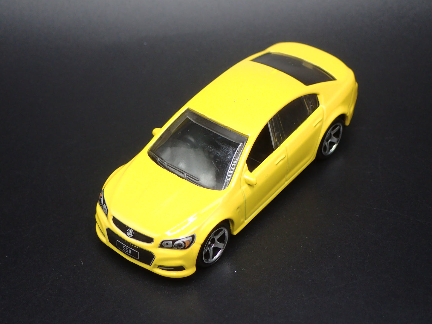 HOLDEN VF COMMODORE SSV 4 FOUR DOOR SEDAN (CHEVROLET SS) 1:64 DIECAST MODEL CAR