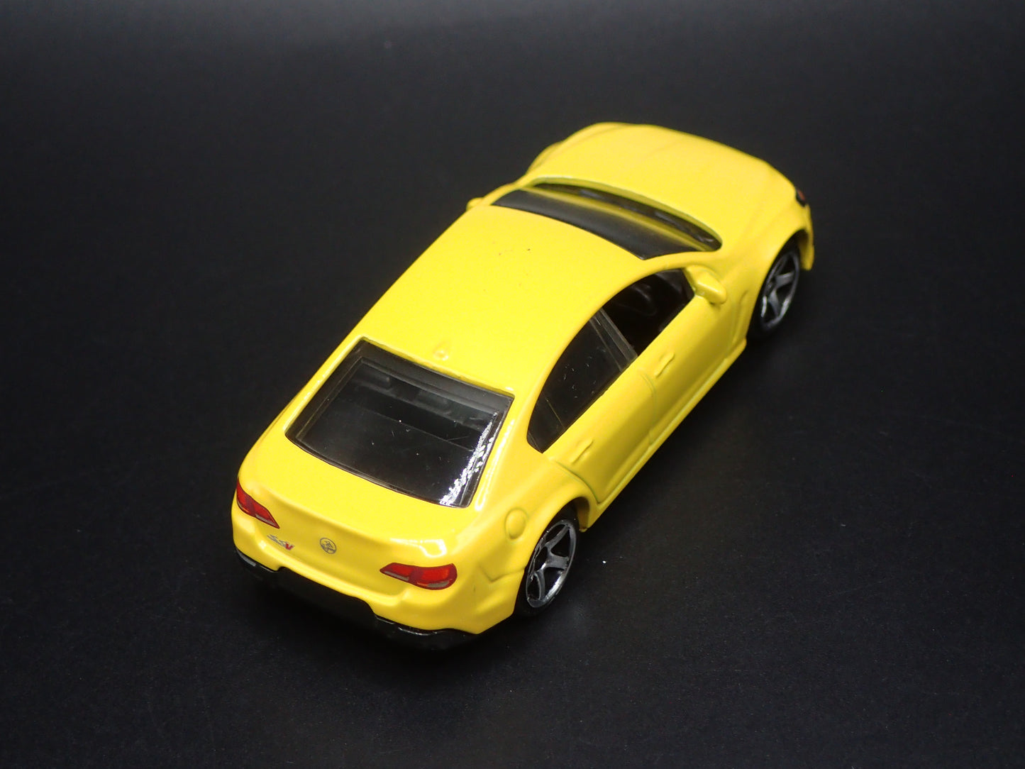 HOLDEN VF COMMODORE SSV 4 FOUR DOOR SEDAN (CHEVROLET SS) 1:64 DIECAST MODEL CAR