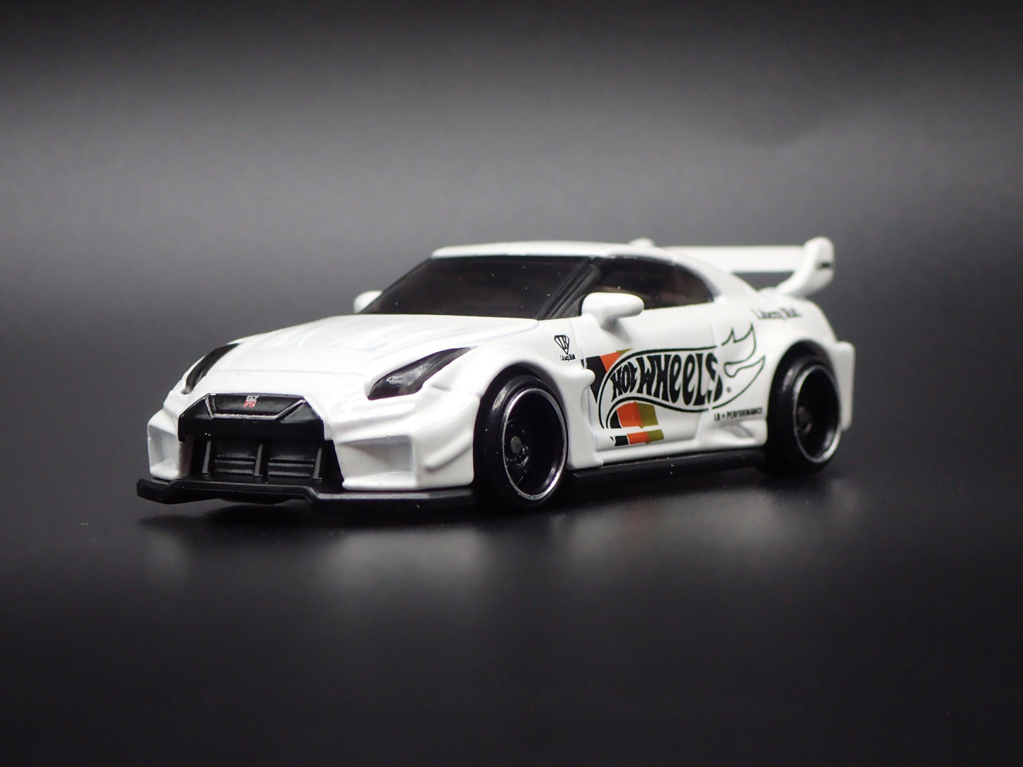 NISSAN GTR R35 LBWK SILHOUTTE WORKS GT 35GT-RR VER2 1:64 SCALE DIECAST MODEL CAR