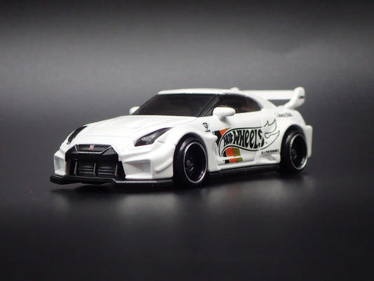NISSAN GTR R35 LBWK SILHOUTTE WORKS GT 35GT-RR VER2 1:64 SCALE DIECAST MODEL CAR