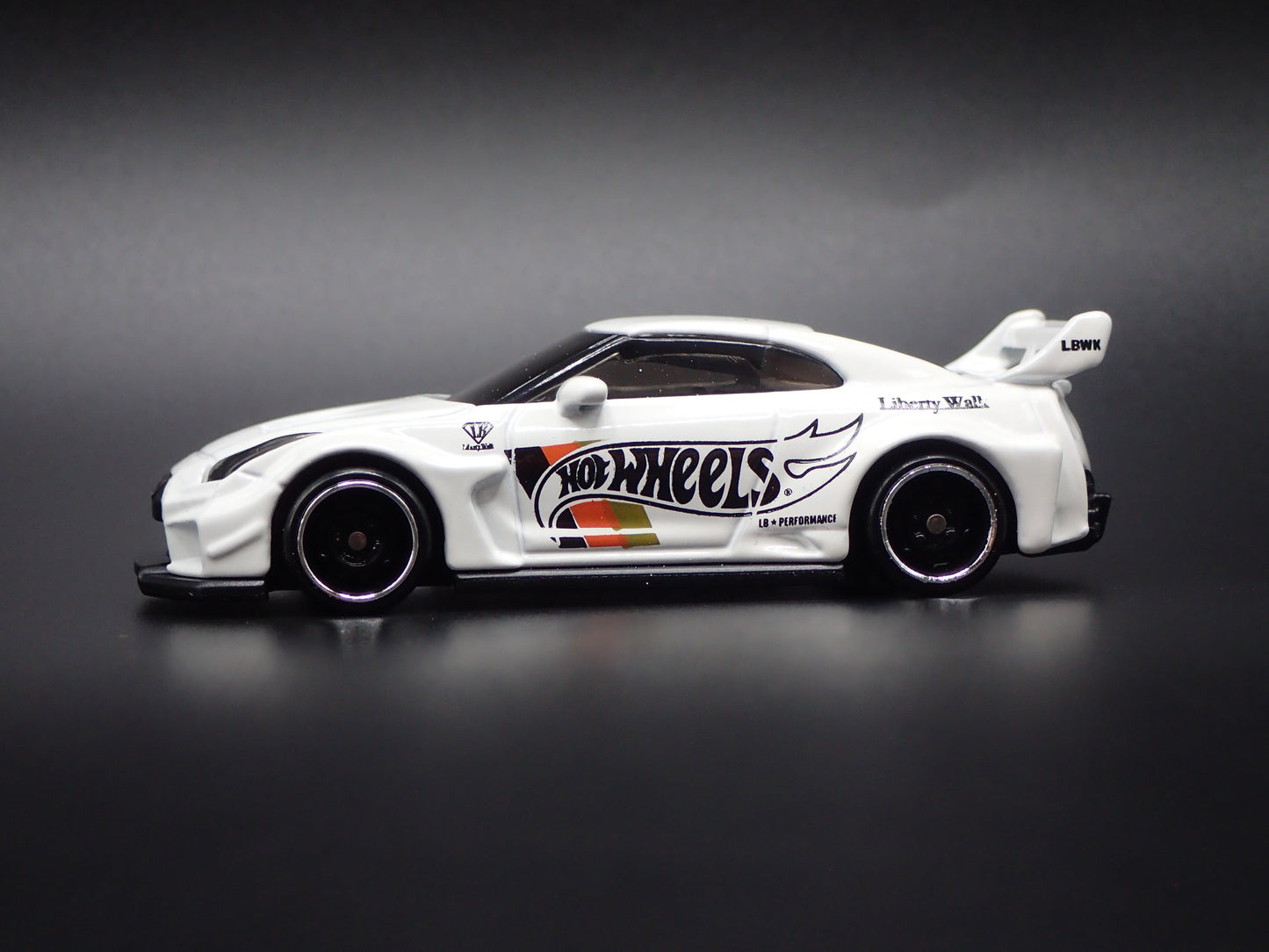 NISSAN GTR R35 LBWK SILHOUTTE WORKS GT 35GT-RR VER2 1:64 SCALE DIECAST MODEL CAR