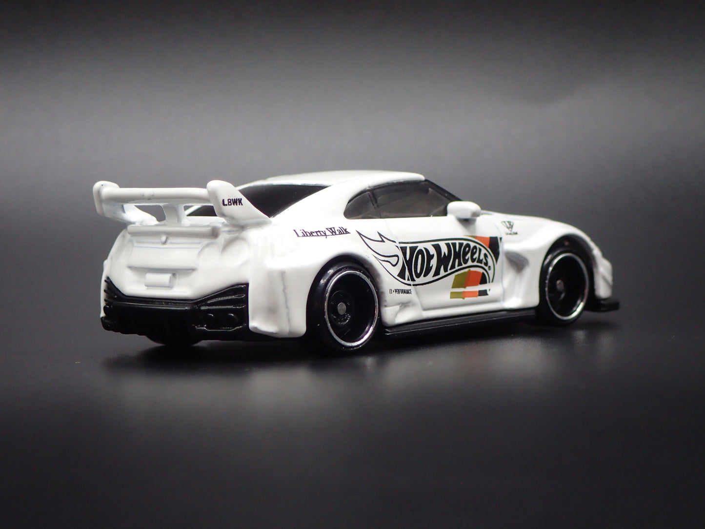 NISSAN GTR R35 LBWK SILHOUTTE WORKS GT 35GT-RR VER2 1:64 SCALE DIECAST MODEL CAR