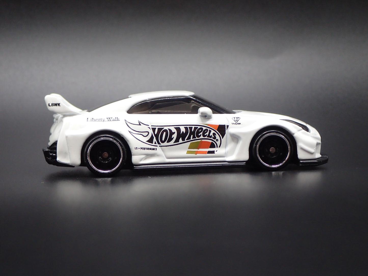 NISSAN GTR R35 LBWK SILHOUTTE WORKS GT 35GT-RR VER2 1:64 SCALE DIECAST MODEL CAR